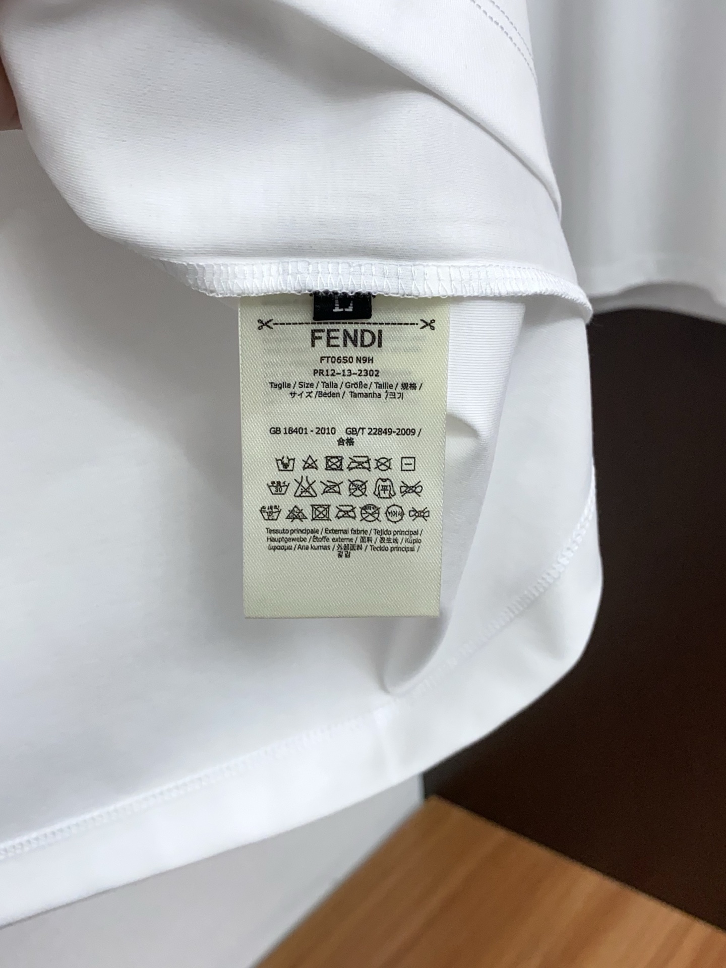 芬迪 2026春夏新款首发专柜最新款圆领短袖 高端订制 设计前卫时尚！品牌logo重工艺设计 高端定制双面100支丝光棉