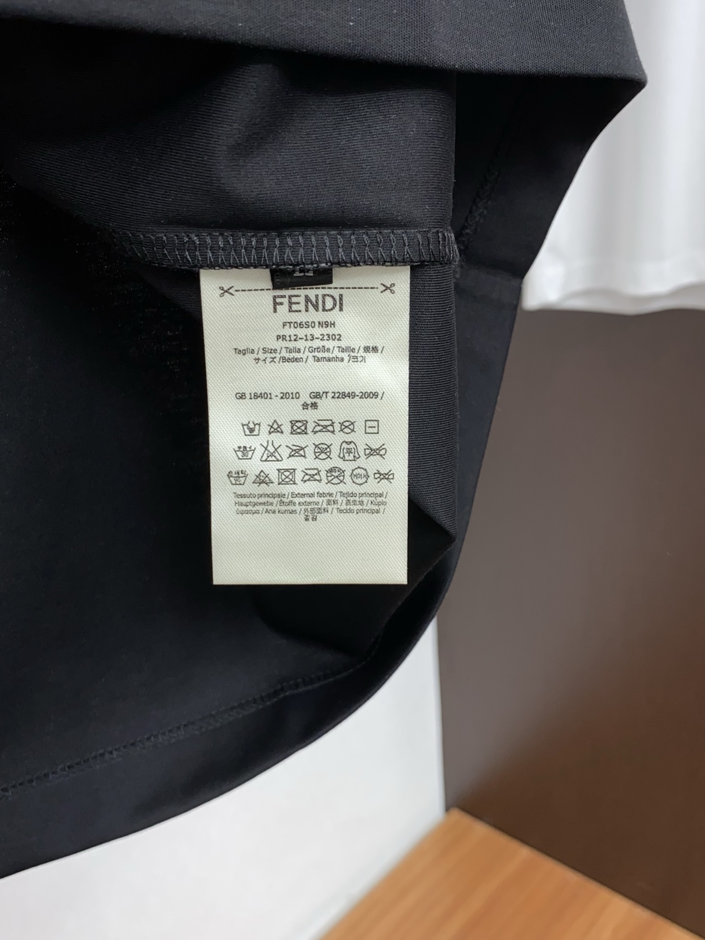 芬迪 2026春夏新款首发专柜最新款圆领短袖 高端订制 设计前卫时尚！品牌logo重工艺设计 高端定制双面100支丝光棉