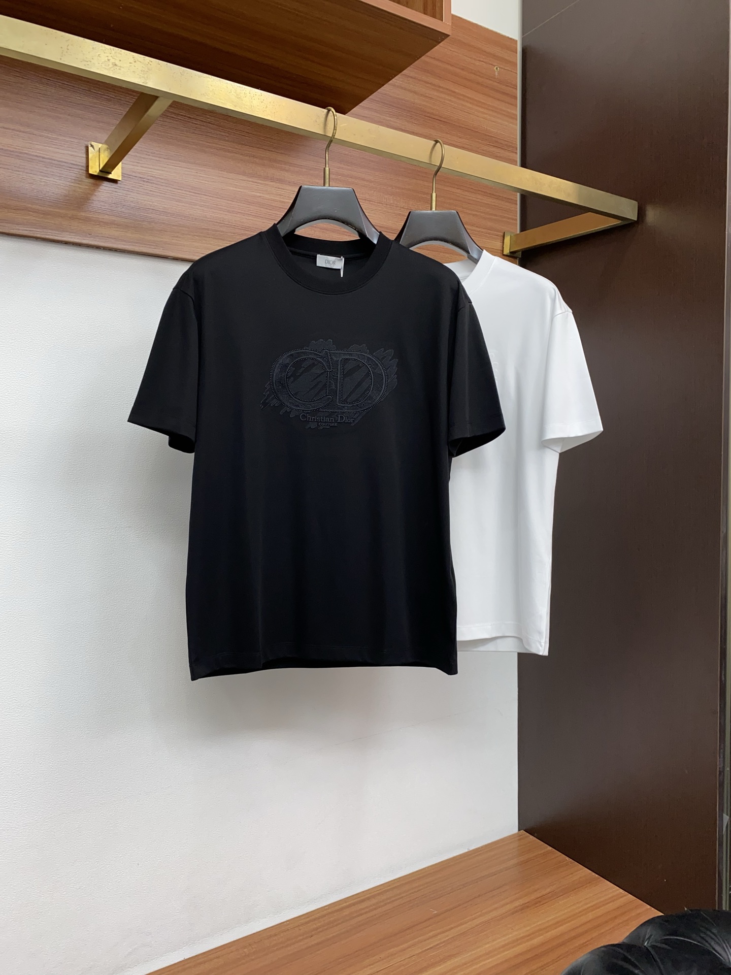 迪奥 26春夏新款首发专柜最新款圆领短袖 高端订制 设计前卫时尚！品牌logo重工艺设计 高端定制100支双面丝光棉面料