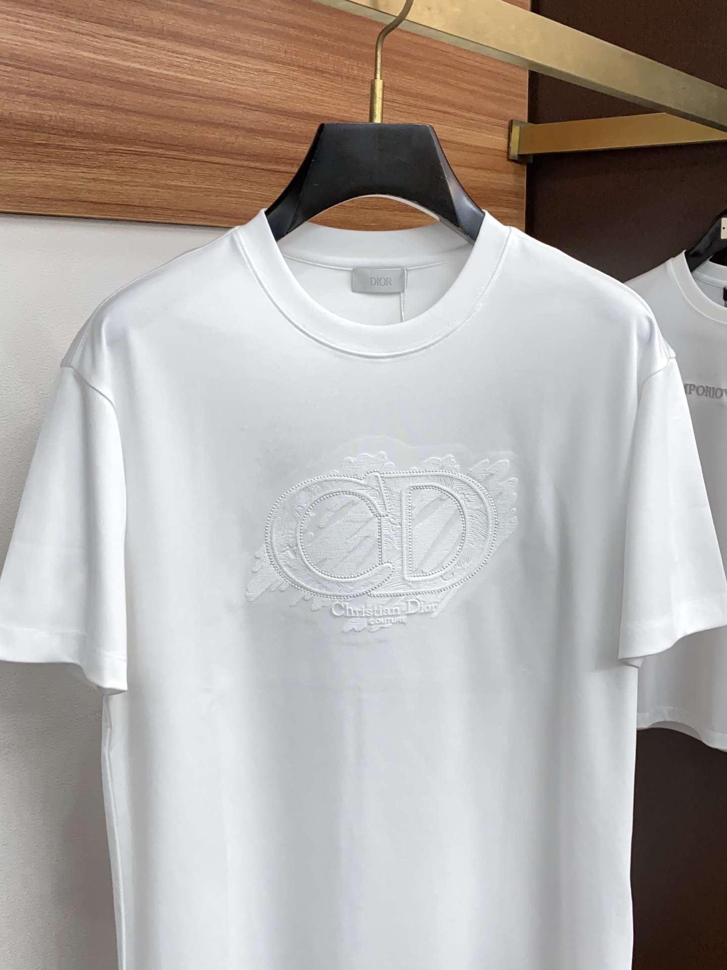 迪奥 26春夏新款首发专柜最新款圆领短袖 高端订制 设计前卫时尚！品牌logo重工艺设计 高端定制100支双面丝光棉面料