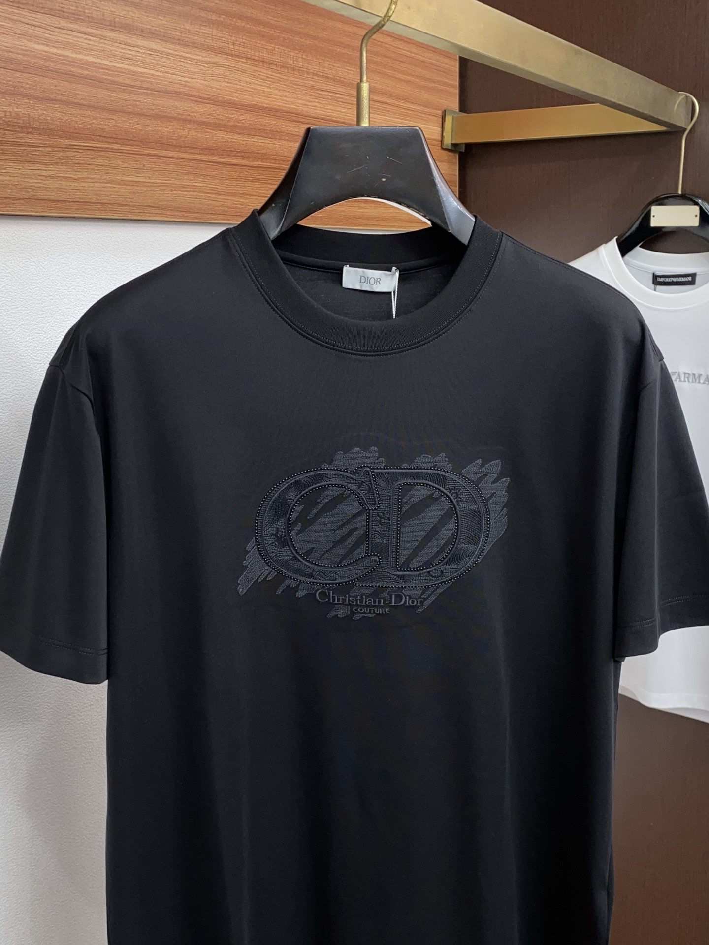 迪奥 26春夏新款首发专柜最新款圆领短袖 高端订制 设计前卫时尚！品牌logo重工艺设计 高端定制100支双面丝光棉面料