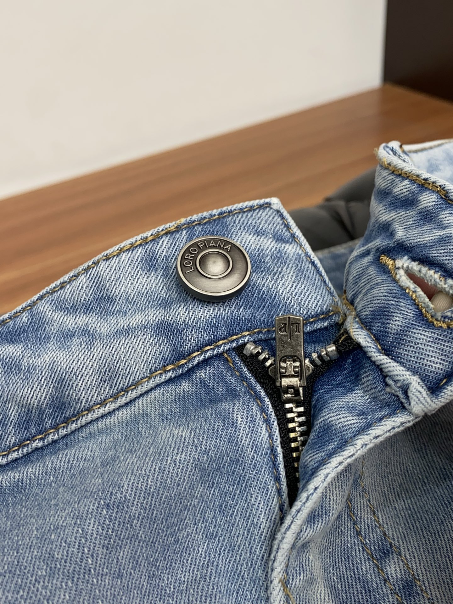 Loro Piana 诺悠翩雅 高端定制、2026早春最新款老钱风牛仔裤 柜台同步发售 原版定制复刻 客