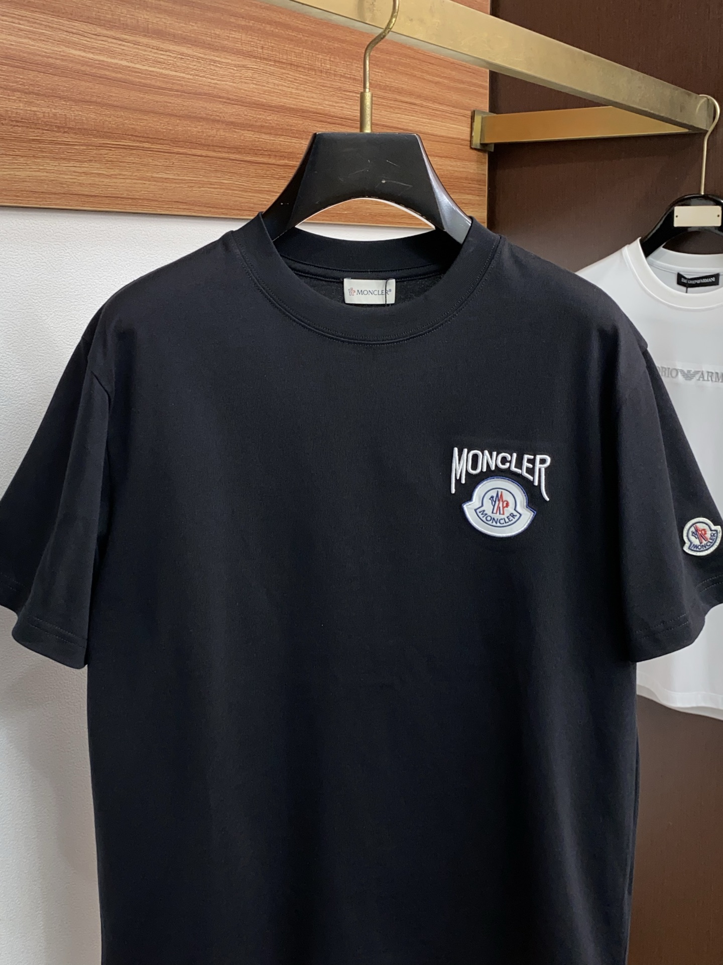 蒙口 ss新工艺logo纯棉质微阔版圆领男士短袖T恤，新季新推系列将标识巧妙融入设计，塑就一系列充满复古