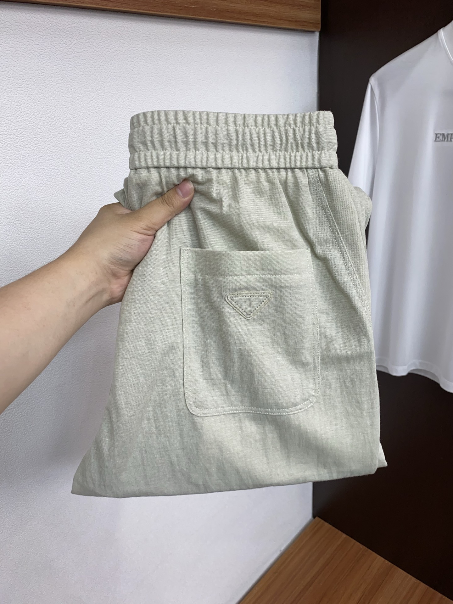 普拉达 2026新品休闲定制棉麻混纺面料直筒休闲裤｜经典永不过时的松弛高级感，这条休闲直筒裤完美复刻了优