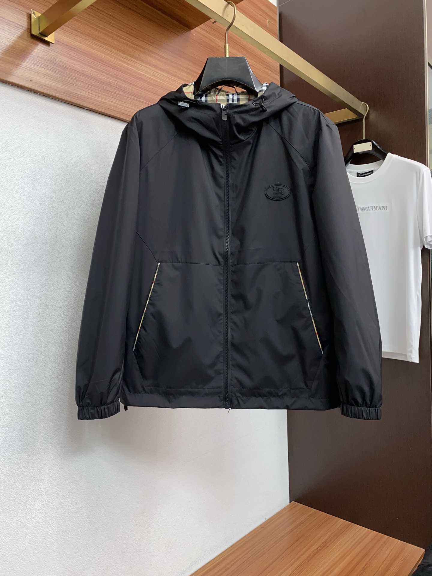 巴宝莉 2026新款男士休闲定制夹克外套。穿上简约干练的休闲外套，瞬间重回时髦霸气，又是活力满满的状态。