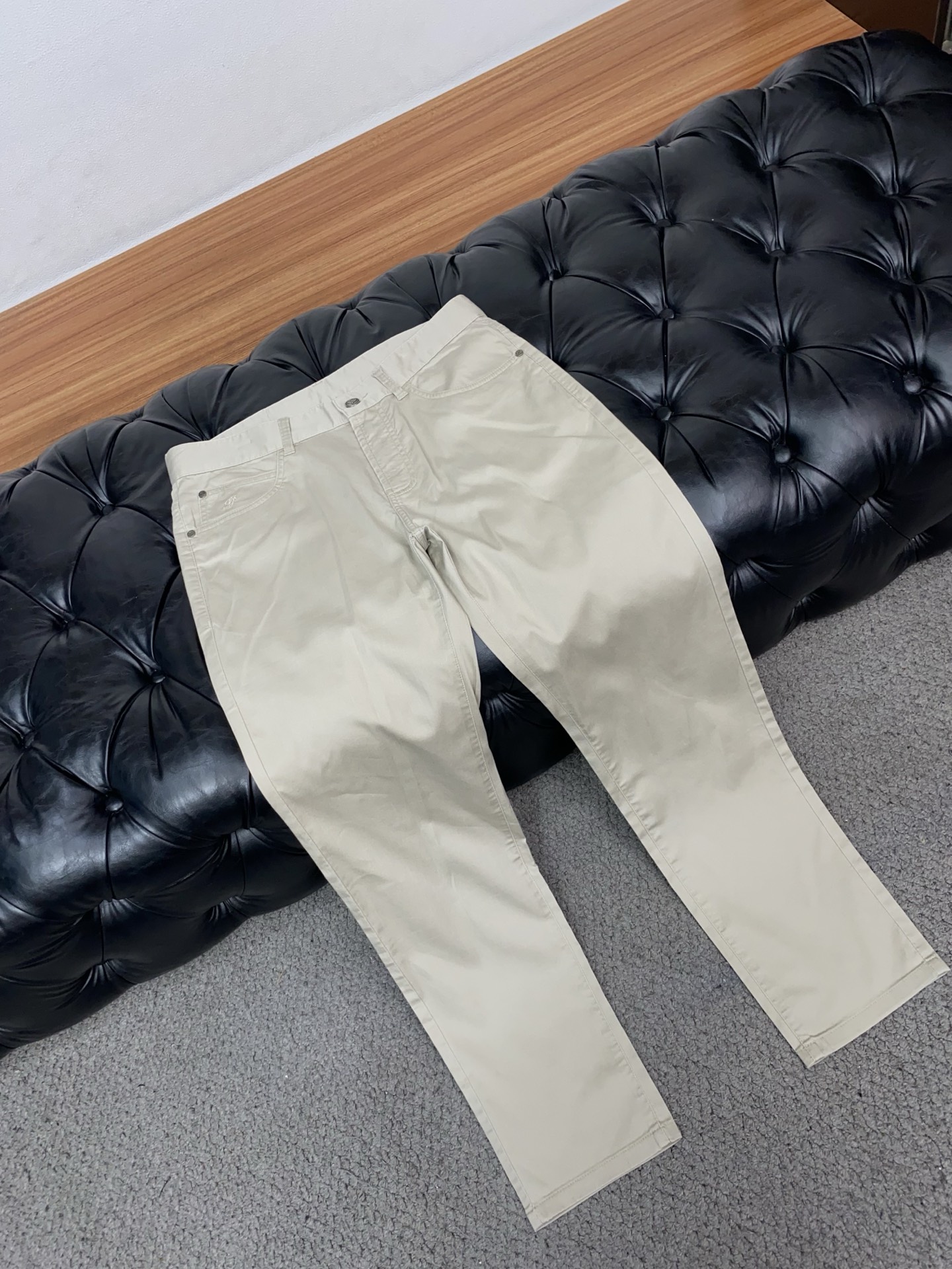 Loro piana 诺悠翩雅 2026春夏新款 休闲裤 干净利落剪裁，都市风十足 采用精纺面料手感软糯