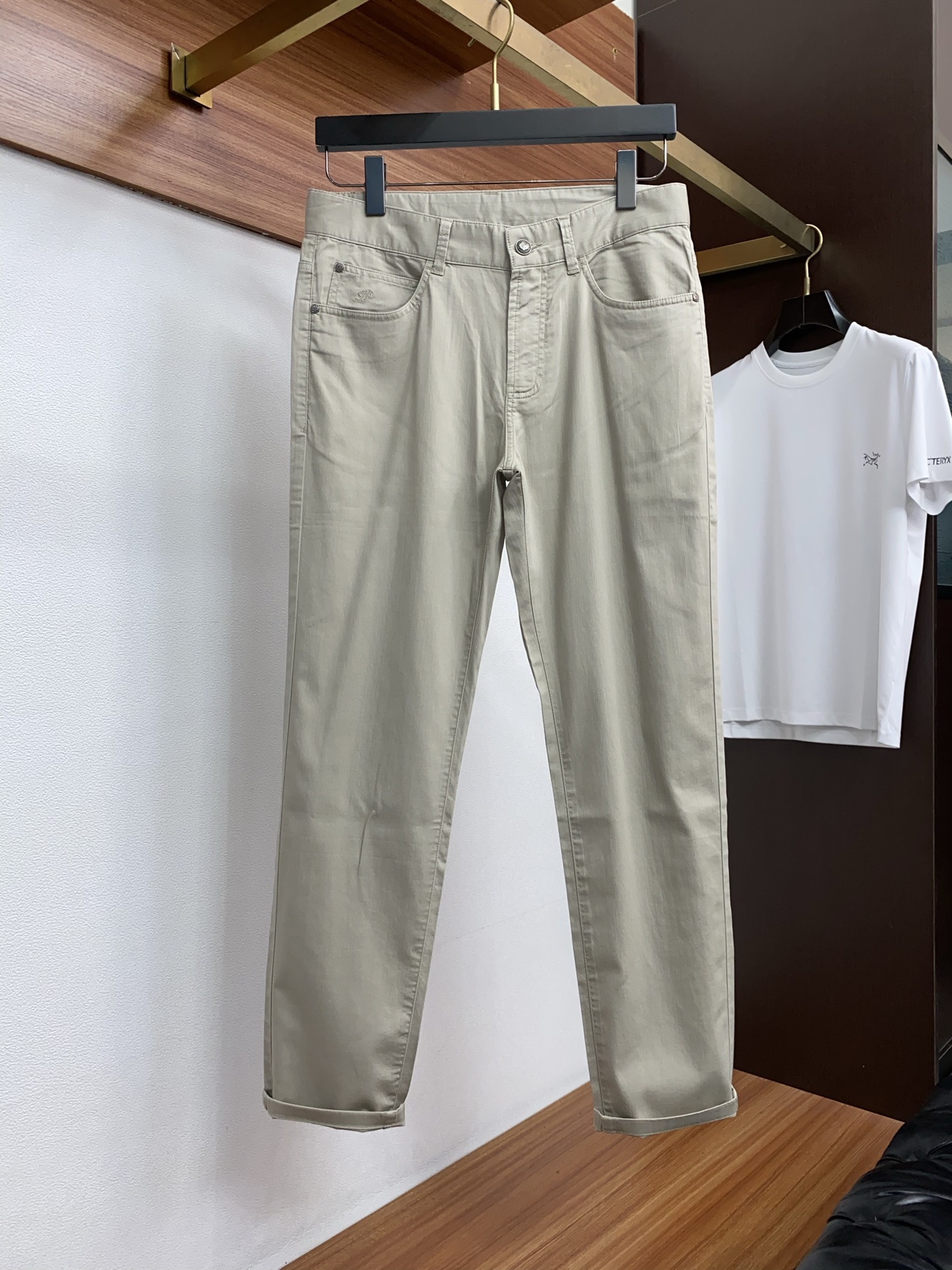 Loro piana 诺悠翩雅 2026春夏新款 休闲裤 干净利落剪裁，都市风十足 采用精纺面料手感软糯