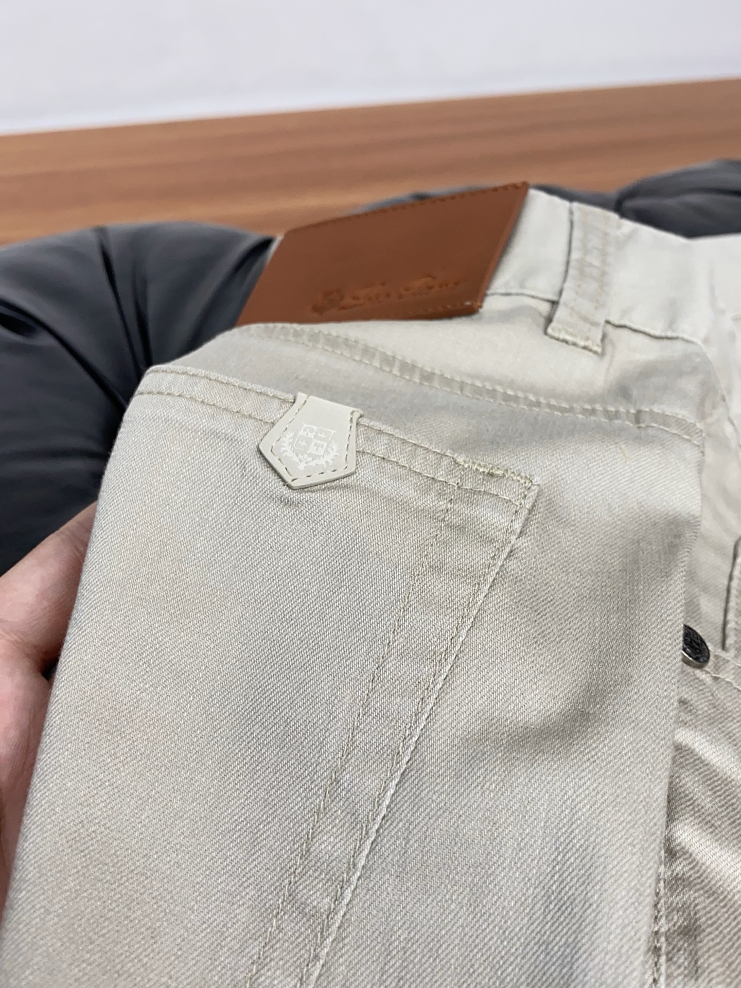 Loro piana 诺悠翩雅 2026春夏新款 休闲裤 干净利落剪裁，都市风十足 采用精纺面料手感软糯