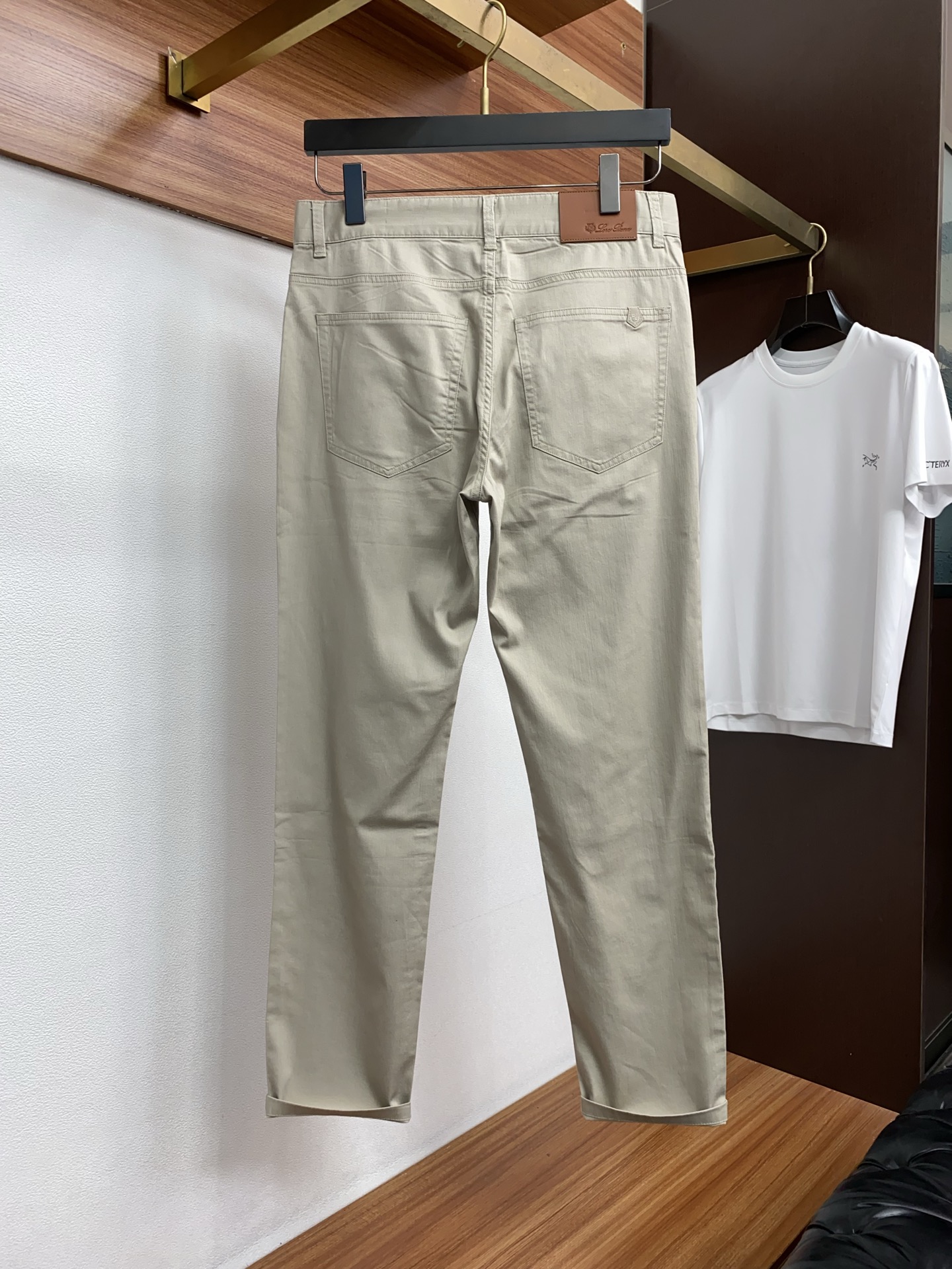 Loro piana 诺悠翩雅 2026春夏新款 休闲裤 干净利落剪裁，都市风十足 采用精纺面料手感软糯