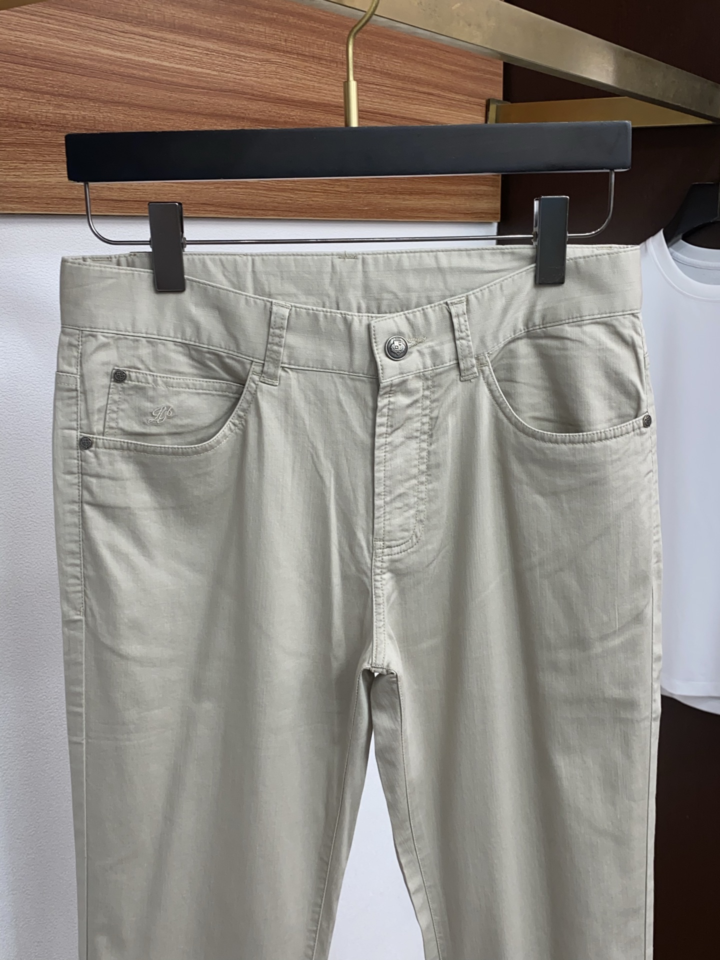 Loro piana 诺悠翩雅 2026春夏新款 休闲裤 干净利落剪裁，都市风十足 采用精纺面料手感软糯