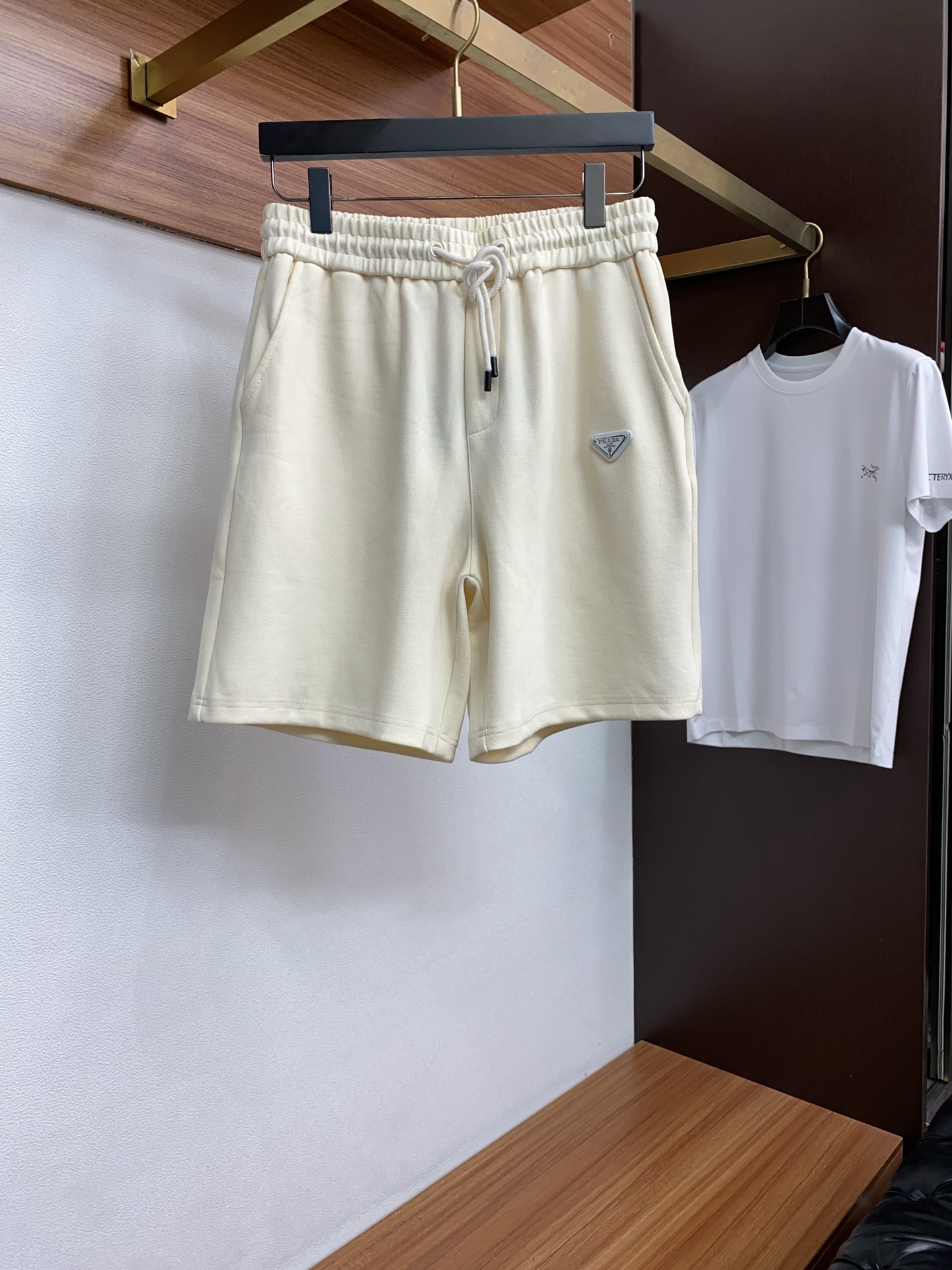 普拉达 2026春夏季新款，最新休闲短裤。原版裤型上身休闲百搭🌾、随性慵懒范，高级定制面料，订制工艺 舒