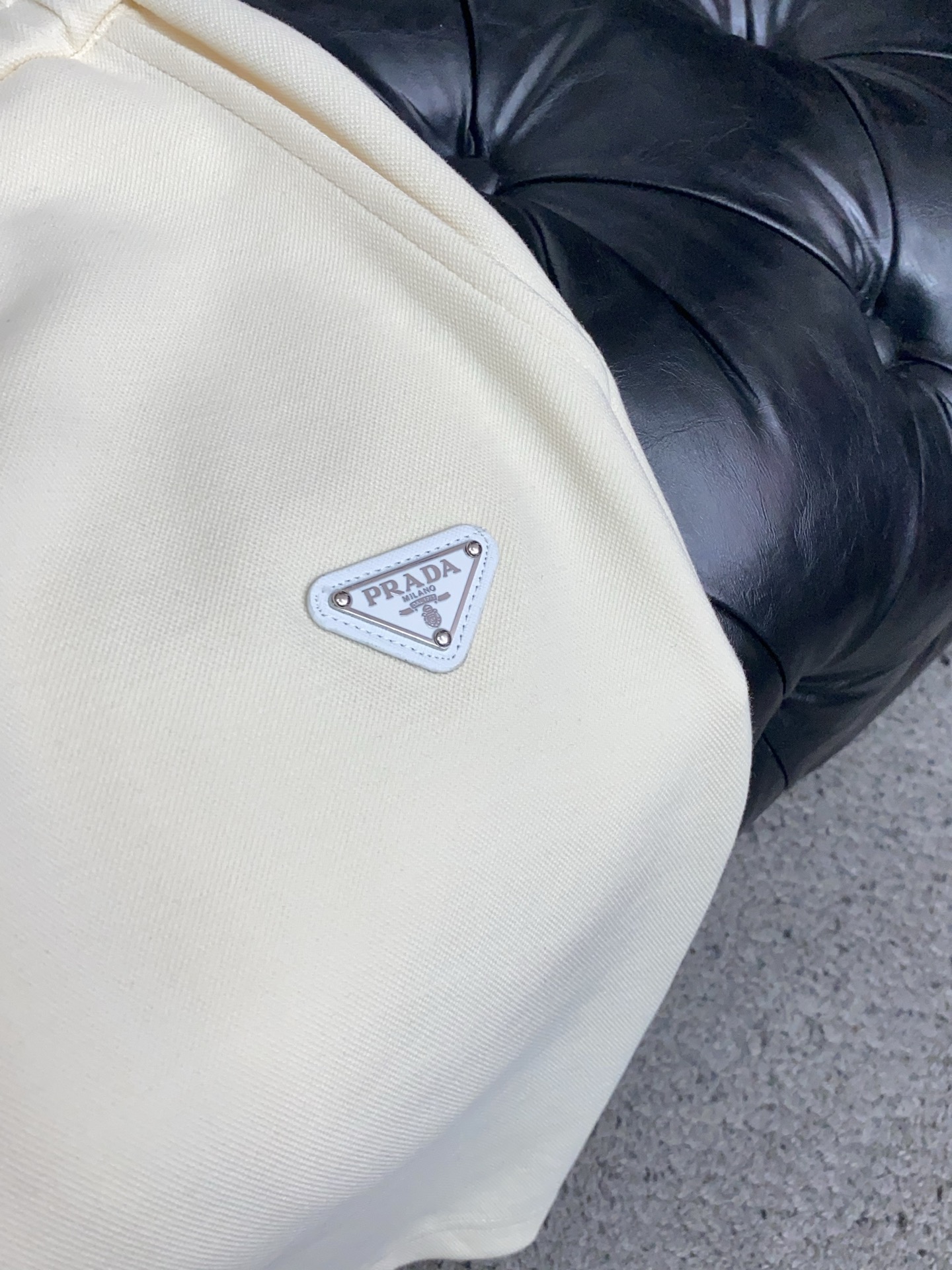 普拉达 2026春夏季新款，最新休闲短裤。原版裤型上身休闲百搭🌾、随性慵懒范，高级定制面料，订制工艺 舒