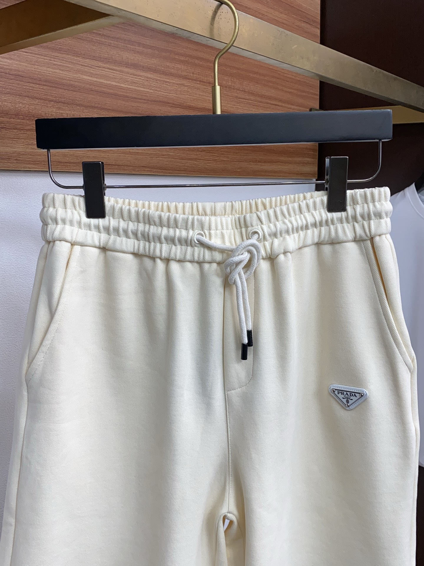 普拉达 2026春夏季新款，最新休闲短裤。原版裤型上身休闲百搭🌾、随性慵懒范，高级定制面料，订制工艺 舒