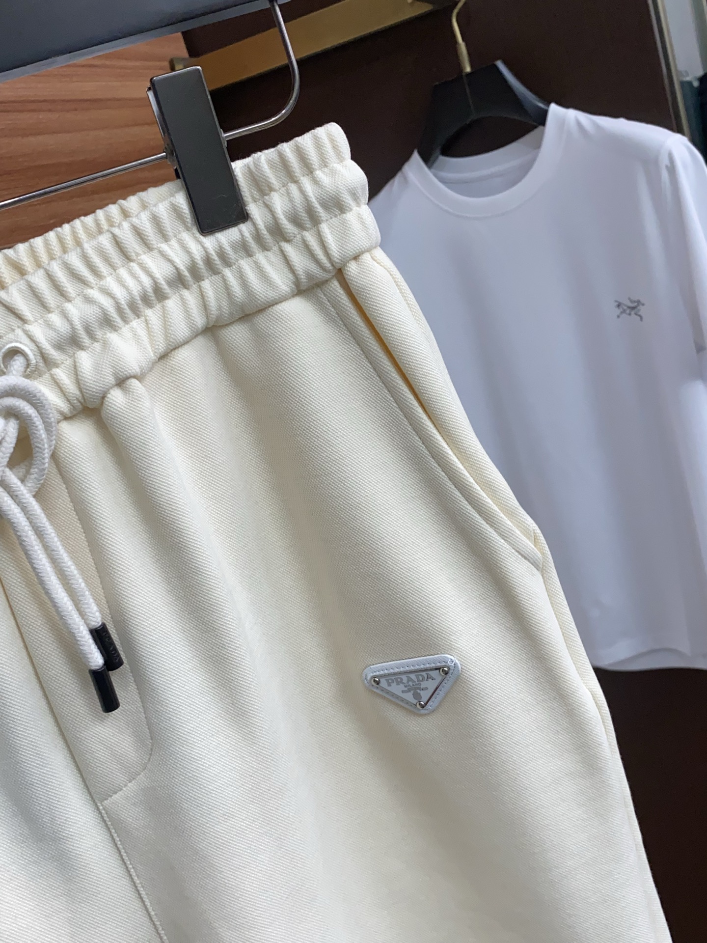 普拉达 2026春夏季新款，最新休闲短裤。原版裤型上身休闲百搭🌾、随性慵懒范，高级定制面料，订制工艺 舒