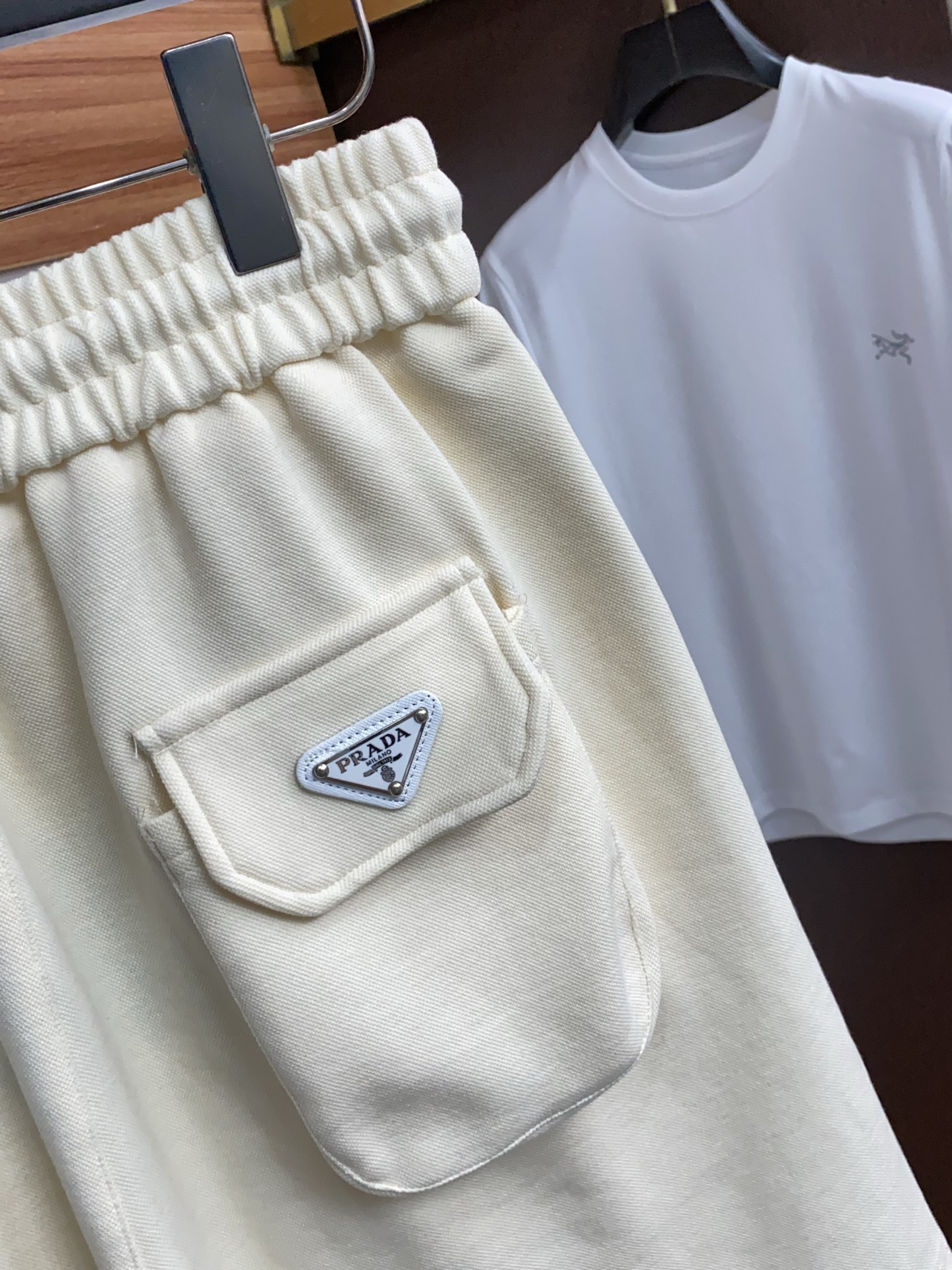 普拉达 2026春夏季新款，最新休闲短裤。原版裤型上身休闲百搭🌾、随性慵懒范，高级定制面料，订制工艺 舒