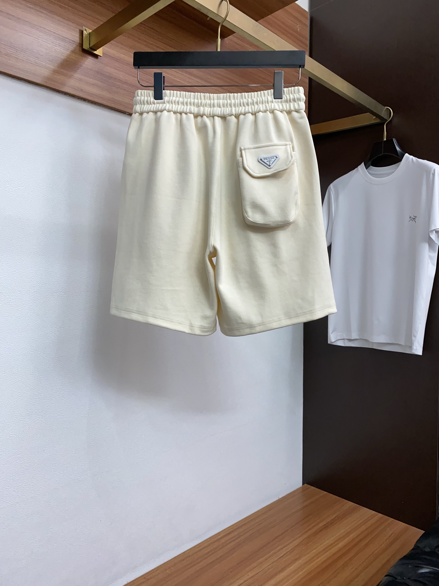 普拉达 2026春夏季新款，最新休闲短裤。原版裤型上身休闲百搭🌾、随性慵懒范，高级定制面料，订制工艺 舒