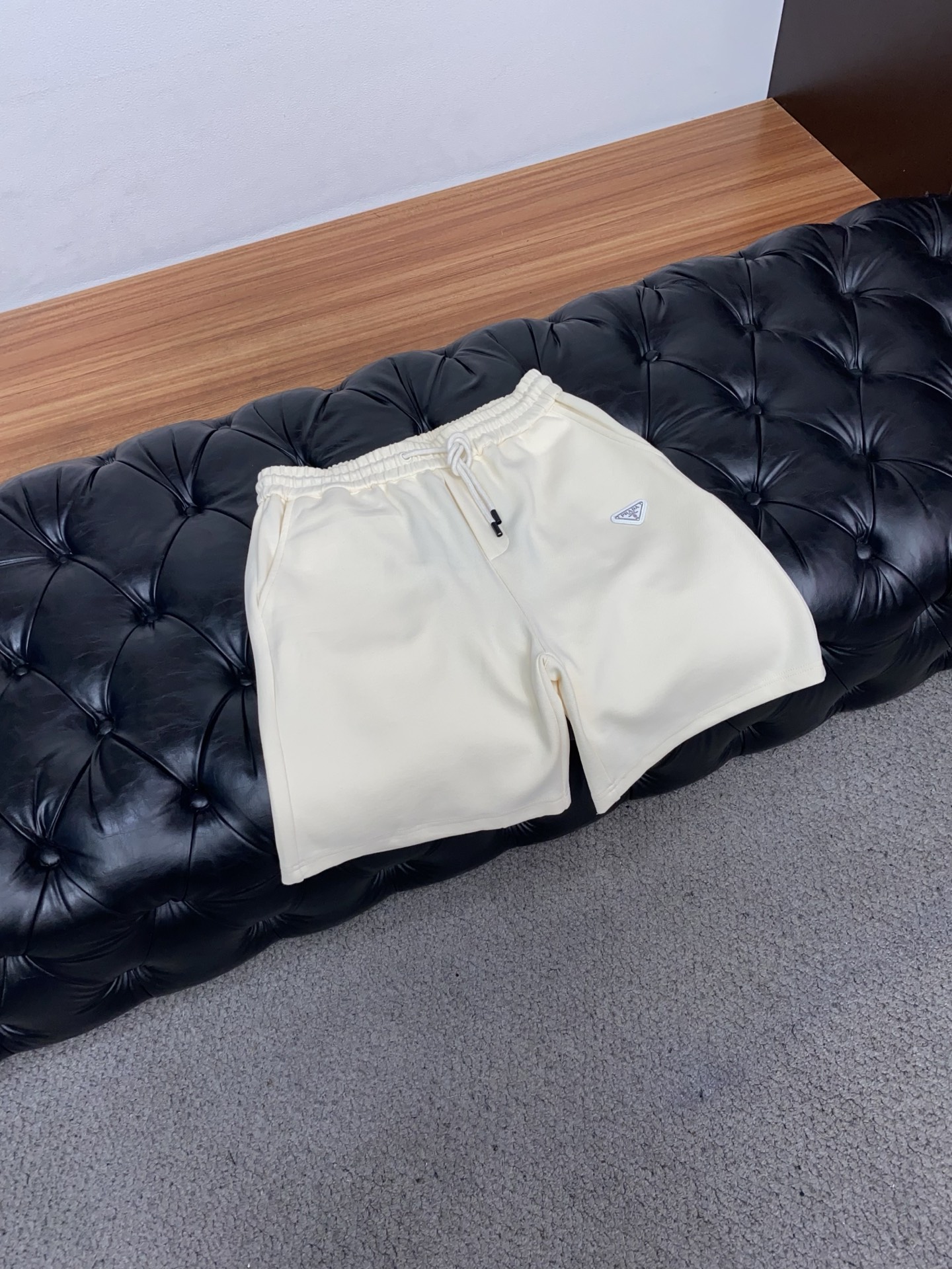 普拉达 2026春夏季新款，最新休闲短裤。原版裤型上身休闲百搭🌾、随性慵懒范，高级定制面料，订制工艺 舒