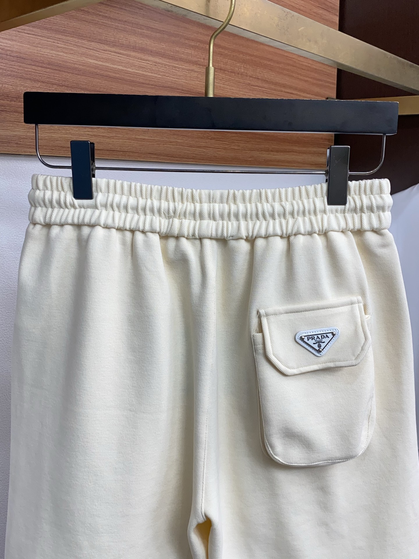 普拉达 2026春夏季新款，最新休闲短裤。原版裤型上身休闲百搭🌾、随性慵懒范，高级定制面料，订制工艺 舒