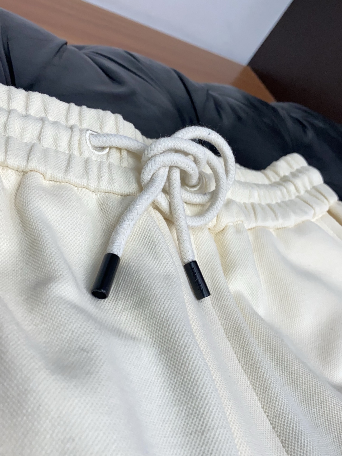 普拉达 2026春夏季新款，最新休闲短裤。原版裤型上身休闲百搭🌾、随性慵懒范，高级定制面料，订制工艺 舒