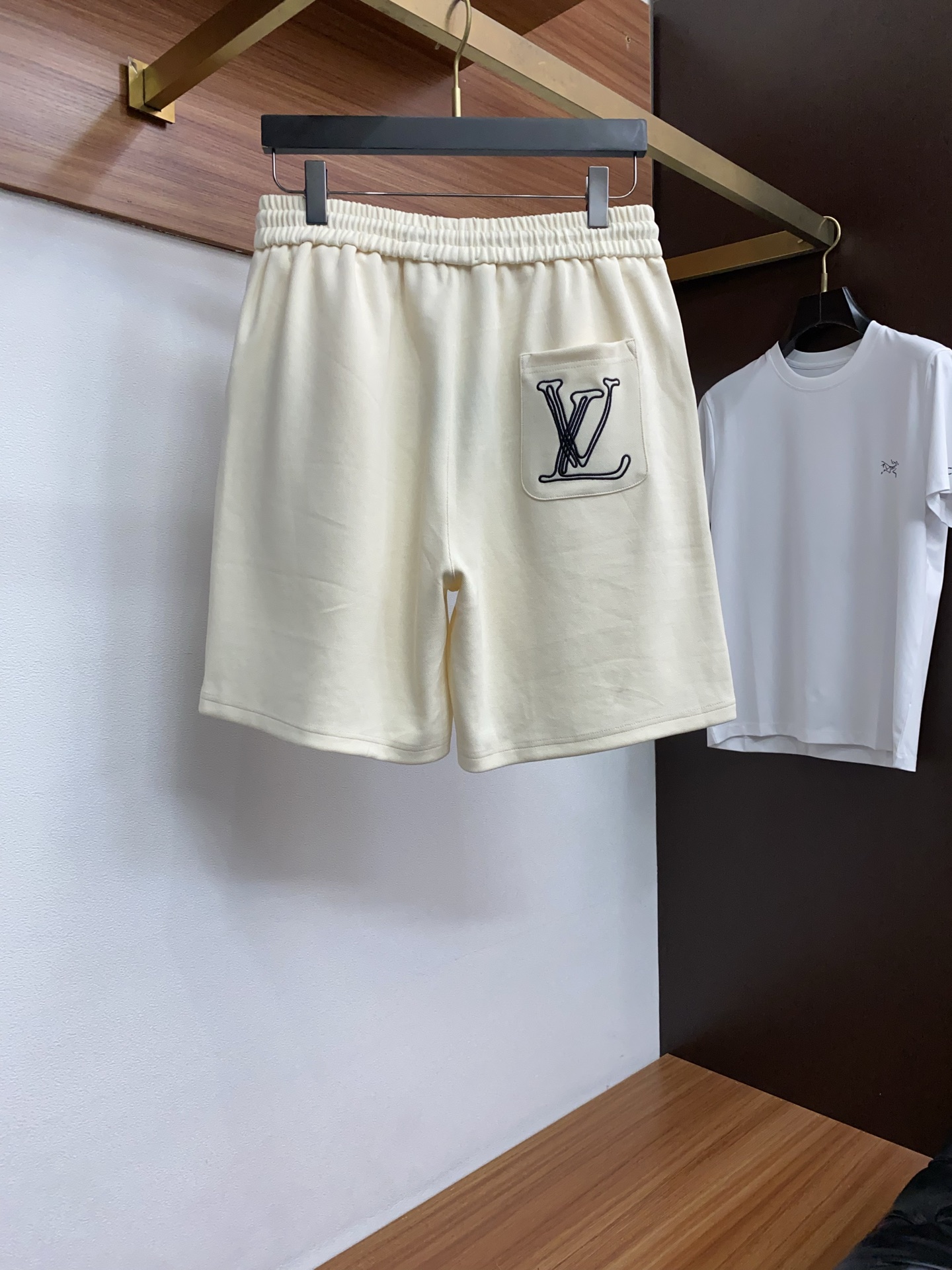1v 路易威登 2026春夏季新款，最新休闲短裤。原版裤型上身休闲百搭、随性慵懒范，高级定制面料，订制工