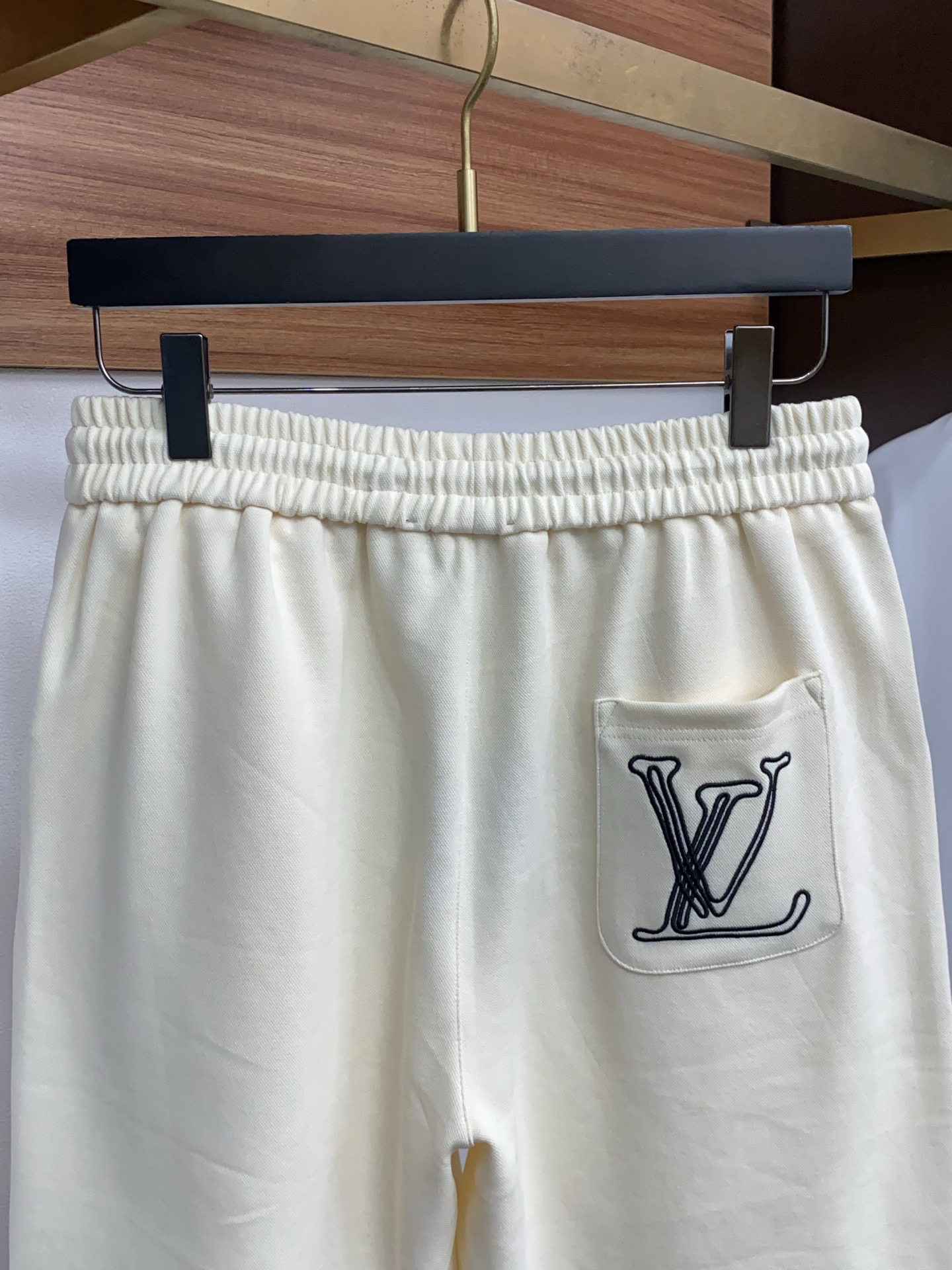 1v 路易威登 2026春夏季新款，最新休闲短裤。原版裤型上身休闲百搭、随性慵懒范，高级定制面料，订制工
