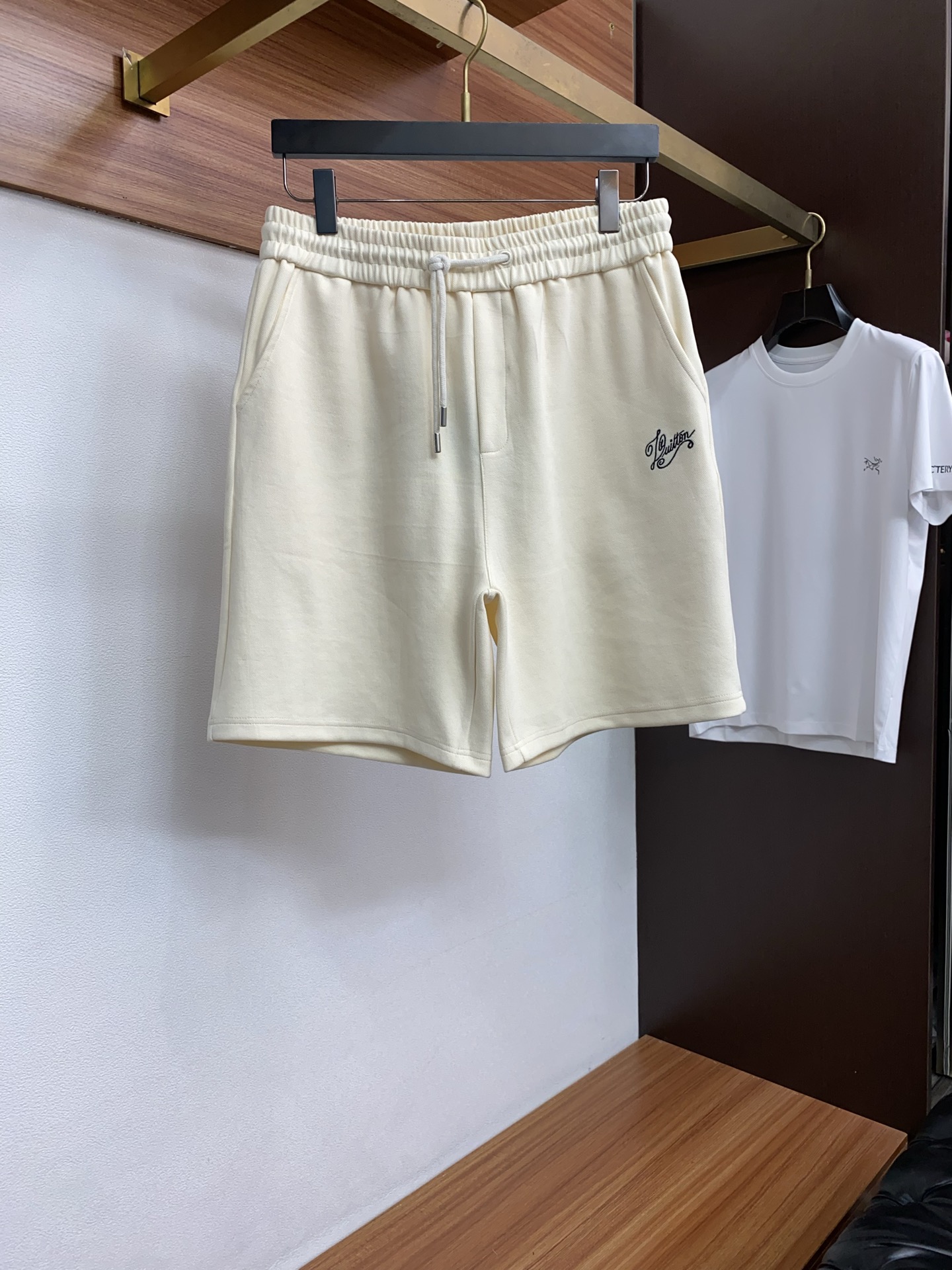 1v 路易威登 2026春夏季新款，最新休闲短裤。原版裤型上身休闲百搭、随性慵懒范，高级定制面料，订制工