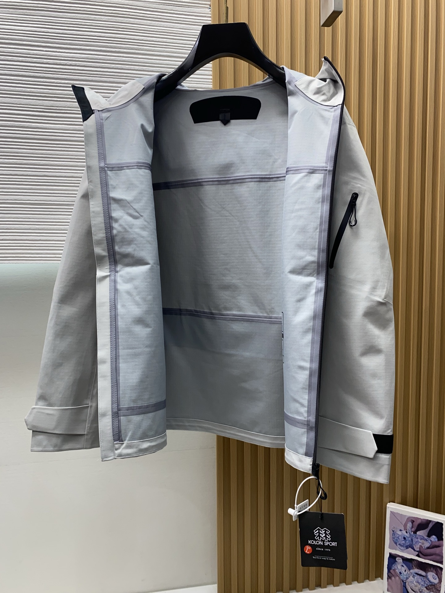 可隆 AW新品，时尚休闲连帽冲锋衣外套，专柜同步有售，原单狠货，进口原版面料，工艺极度复杂，视觉相当雅致