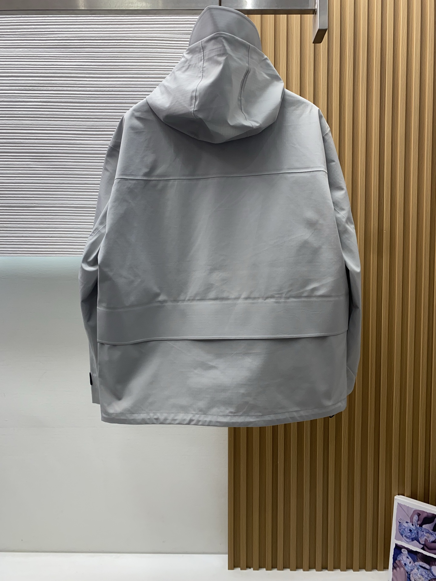 可隆 AW新品，时尚休闲连帽冲锋衣外套，专柜同步有售，原单狠货，进口原版面料，工艺极度复杂，视觉相当雅致