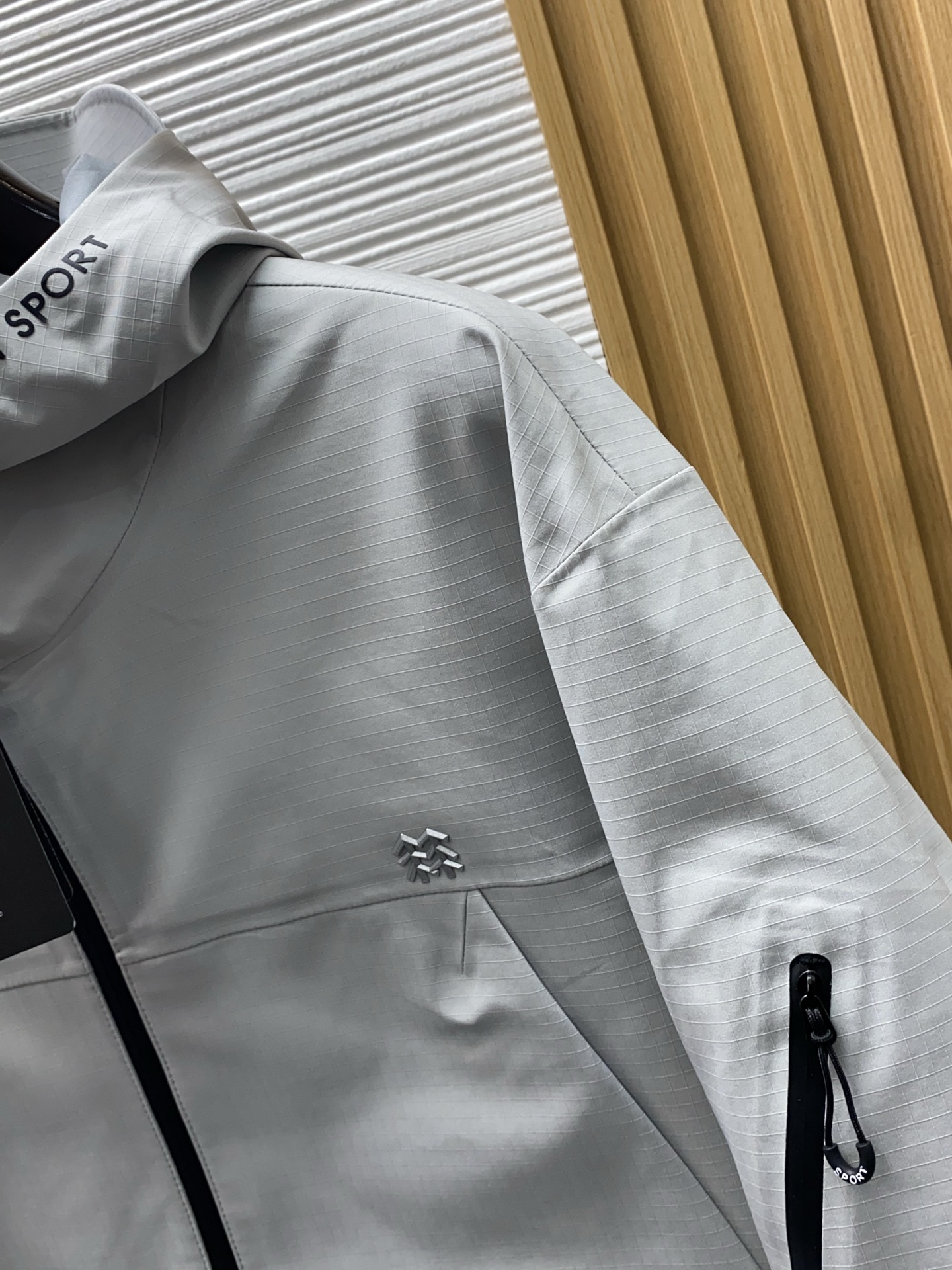 可隆 AW新品，时尚休闲连帽冲锋衣外套，专柜同步有售，原单狠货，进口原版面料，工艺极度复杂，视觉相当雅致