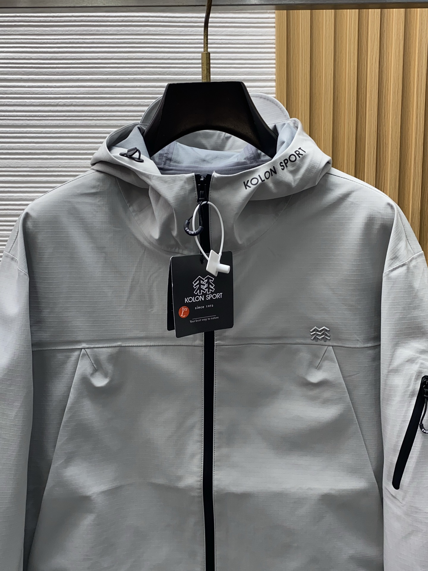 可隆 AW新品，时尚休闲连帽冲锋衣外套，专柜同步有售，原单狠货，进口原版面料，工艺极度复杂，视觉相当雅致