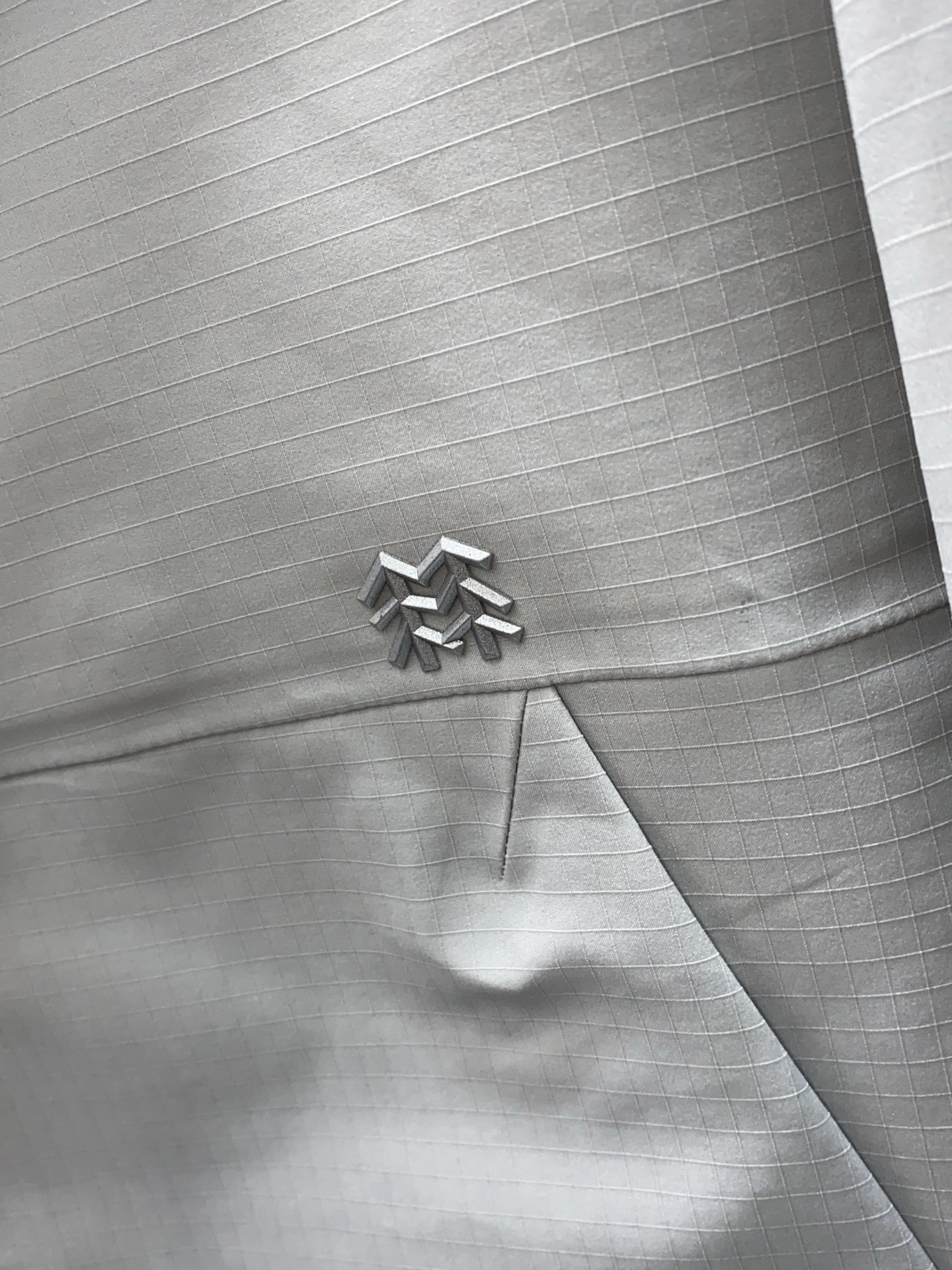可隆 AW新品，时尚休闲连帽冲锋衣外套，专柜同步有售，原单狠货，进口原版面料，工艺极度复杂，视觉相当雅致