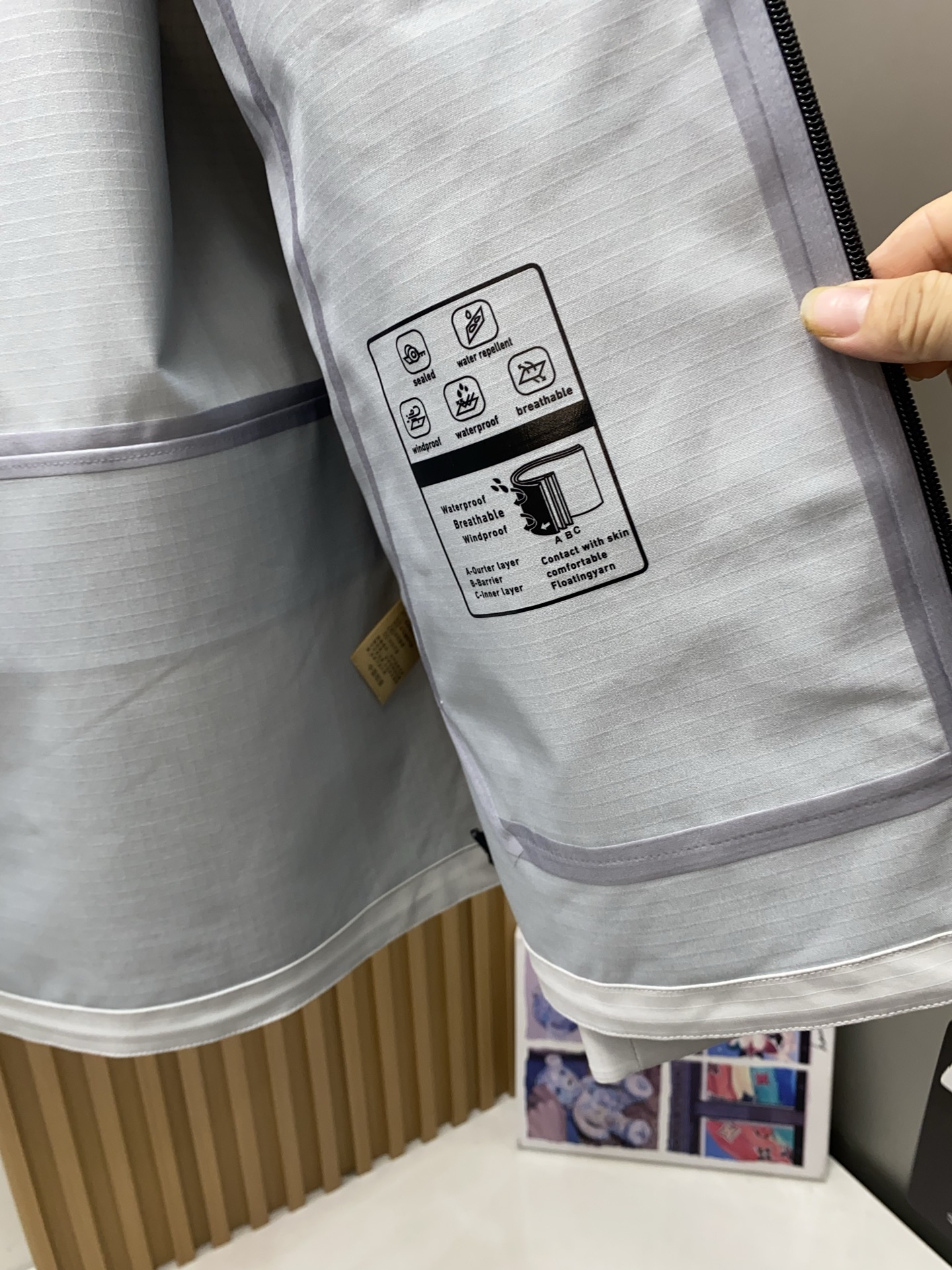 可隆 AW新品，时尚休闲连帽冲锋衣外套，专柜同步有售，原单狠货，进口原版面料，工艺极度复杂，视觉相当雅致