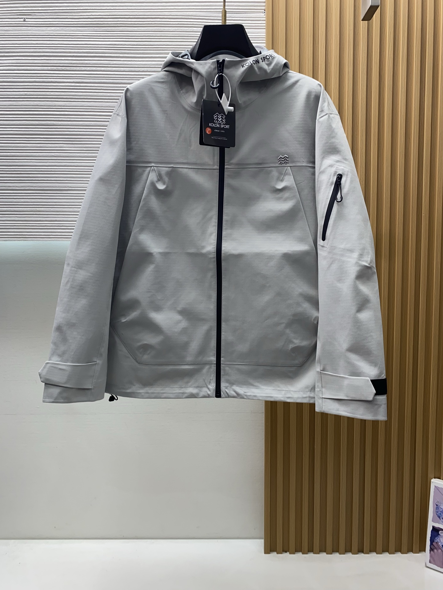 可隆 AW新品，时尚休闲连帽冲锋衣外套，专柜同步有售，原单狠货，进口原版面料，工艺极度复杂，视觉相当雅致