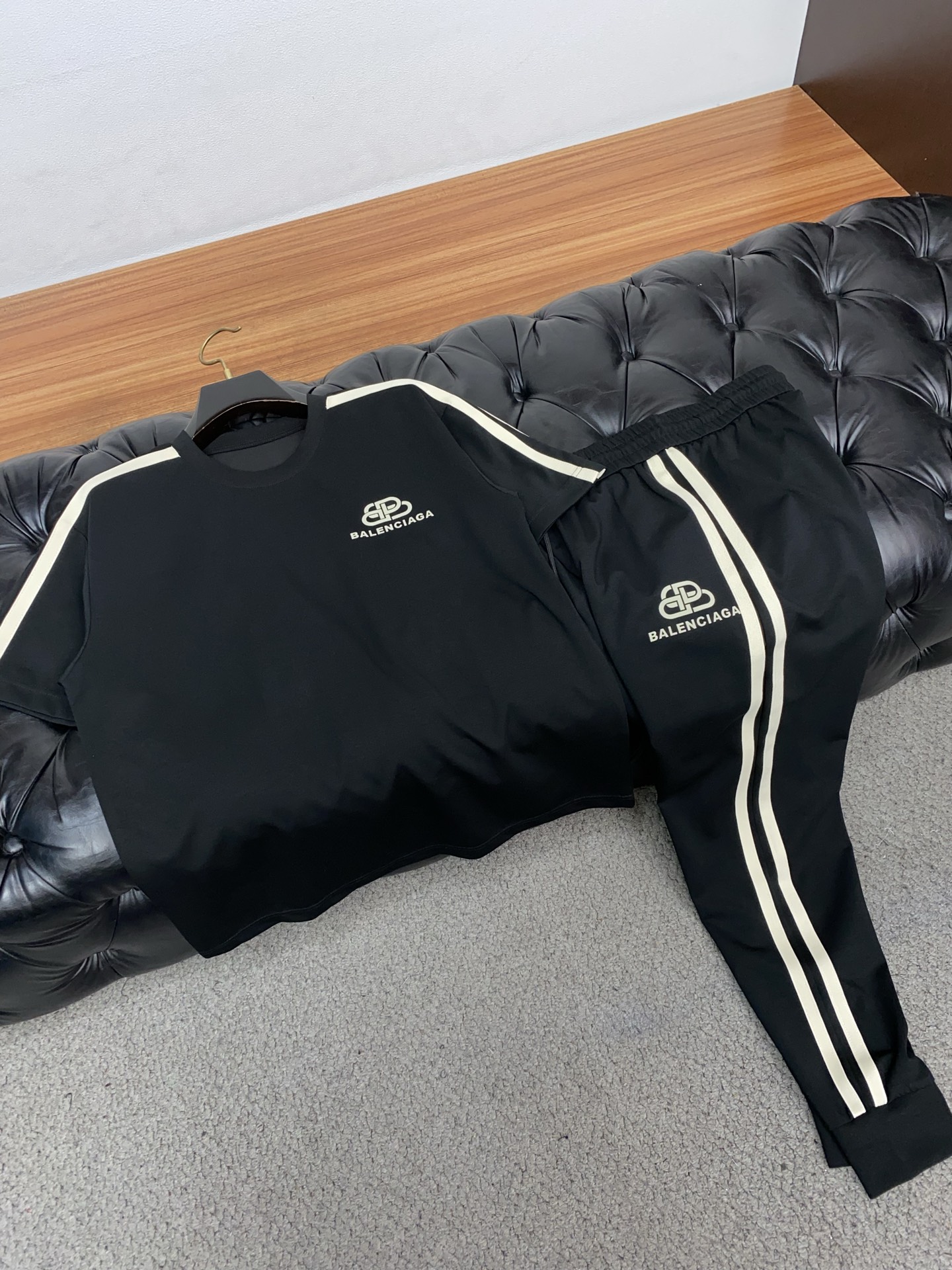 /套 巴黎世家 上新 25ss 早春新款长裤短袖套装 定制纯棉 轻薄透气 上身丝滑舒适 经典百搭 码数4