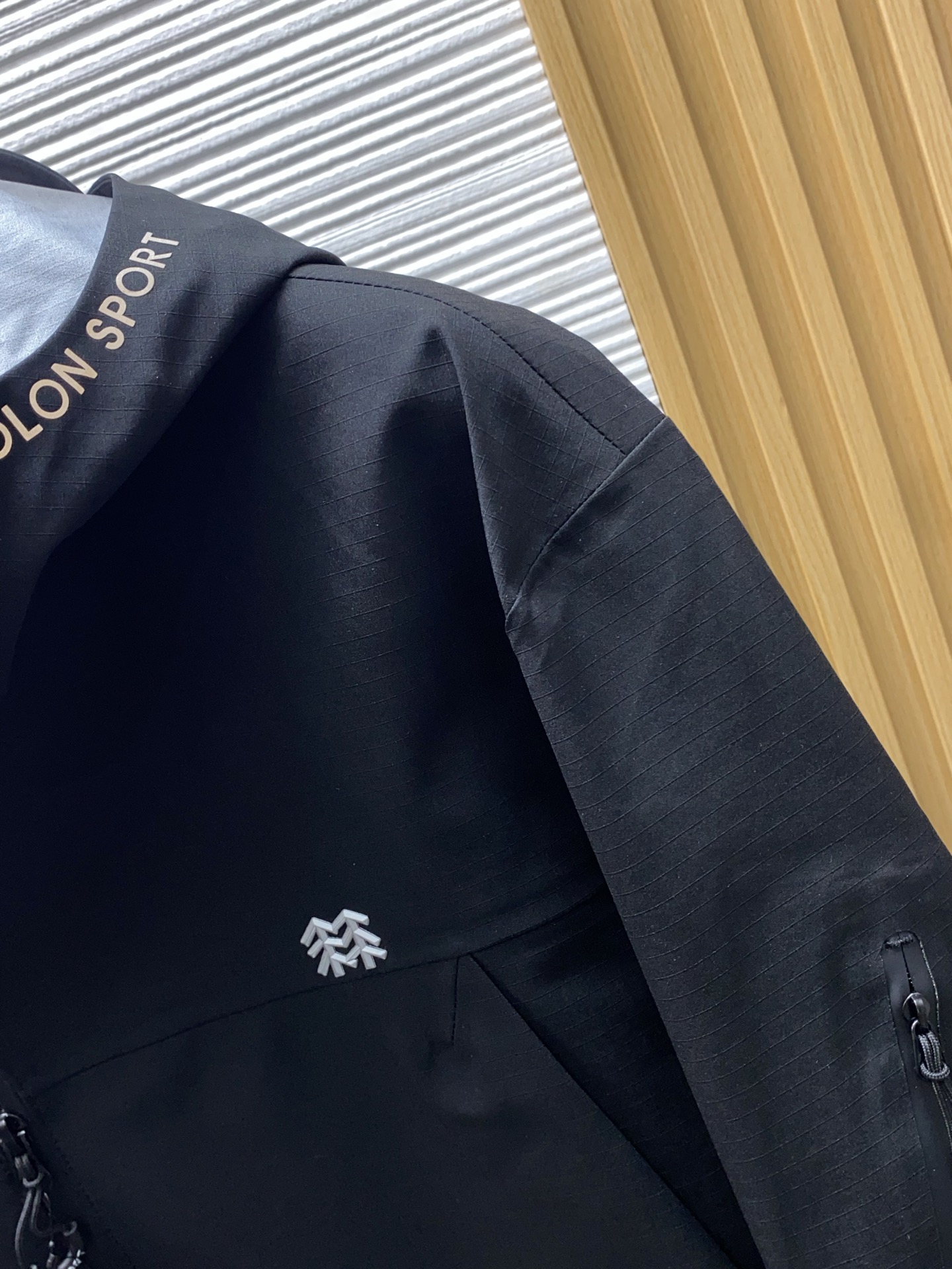 可隆 AW新品，时尚休闲连帽冲锋衣外套，专柜同步有售，原单狠货，进口原版面料，工艺极度复杂，视觉相当雅致