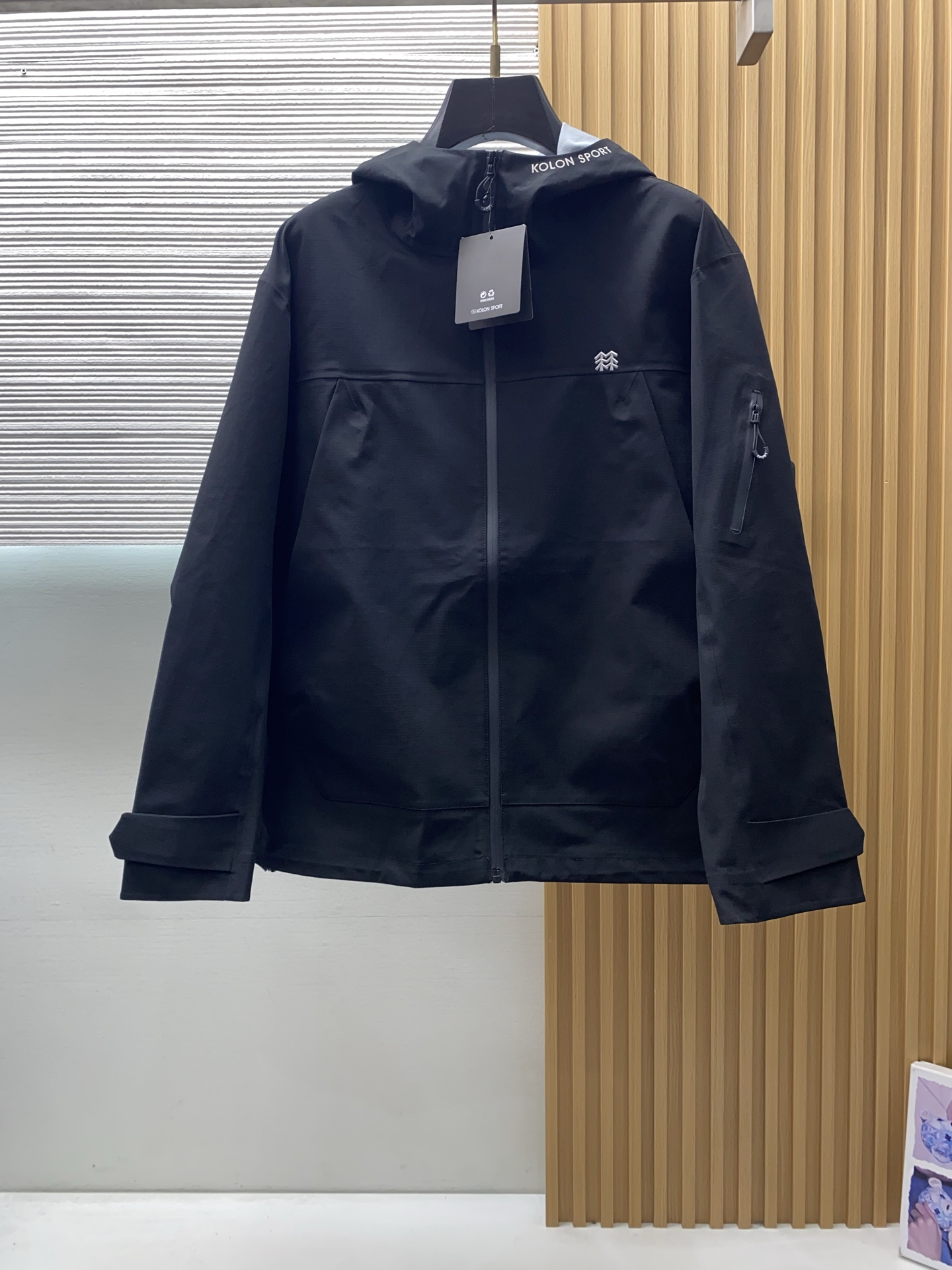 可隆 AW新品，时尚休闲连帽冲锋衣外套，专柜同步有售，原单狠货，进口原版面料，工艺极度复杂，视觉相当雅致