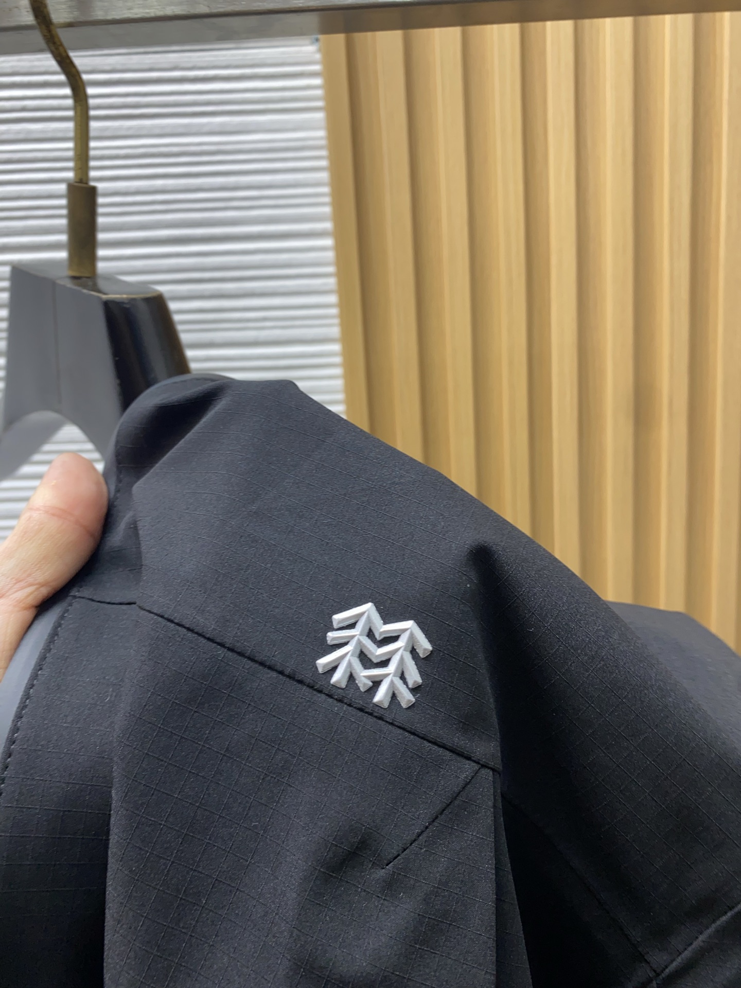 可隆 AW新品，时尚休闲连帽冲锋衣外套，专柜同步有售，原单狠货，进口原版面料，工艺极度复杂，视觉相当雅致