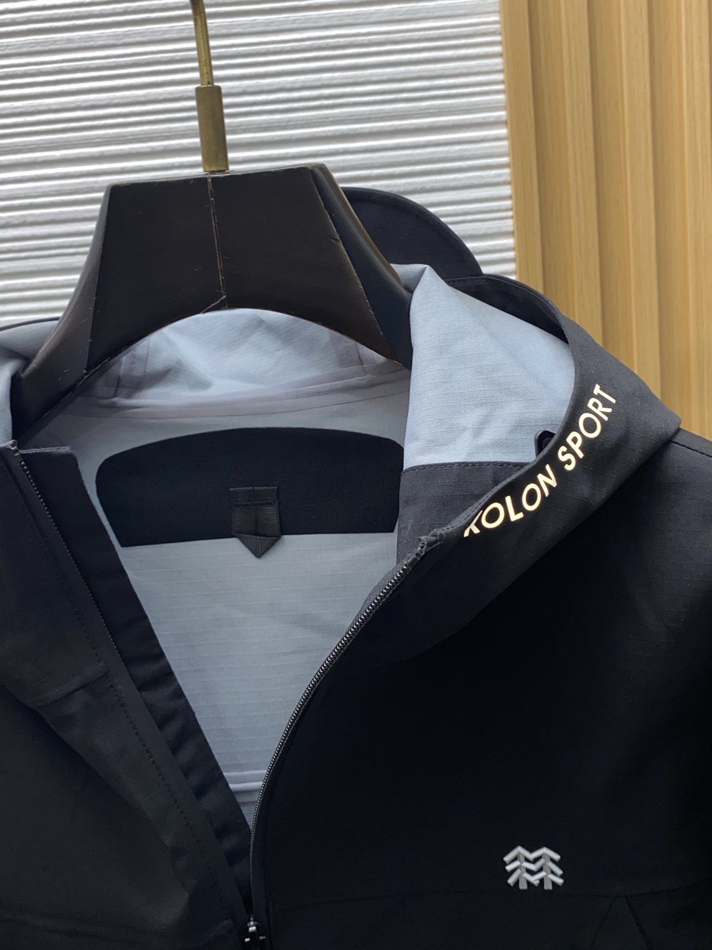 可隆 AW新品，时尚休闲连帽冲锋衣外套，专柜同步有售，原单狠货，进口原版面料，工艺极度复杂，视觉相当雅致