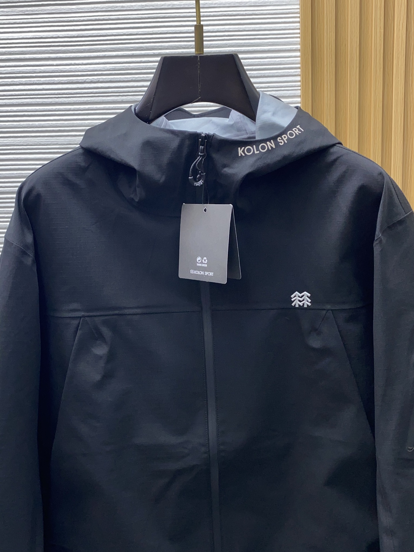 可隆 AW新品，时尚休闲连帽冲锋衣外套，专柜同步有售，原单狠货，进口原版面料，工艺极度复杂，视觉相当雅致