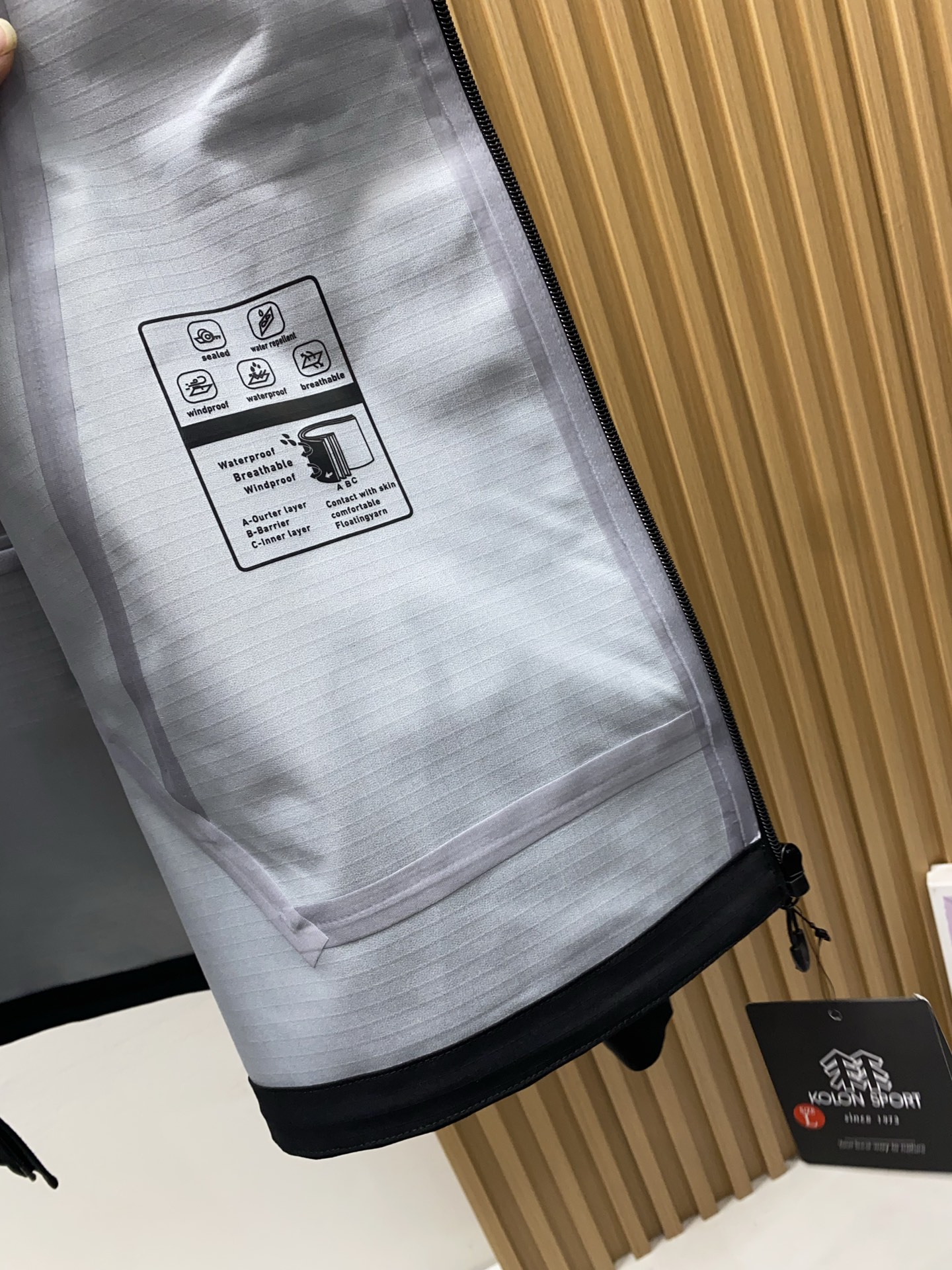 可隆 AW新品，时尚休闲连帽冲锋衣外套，专柜同步有售，原单狠货，进口原版面料，工艺极度复杂，视觉相当雅致