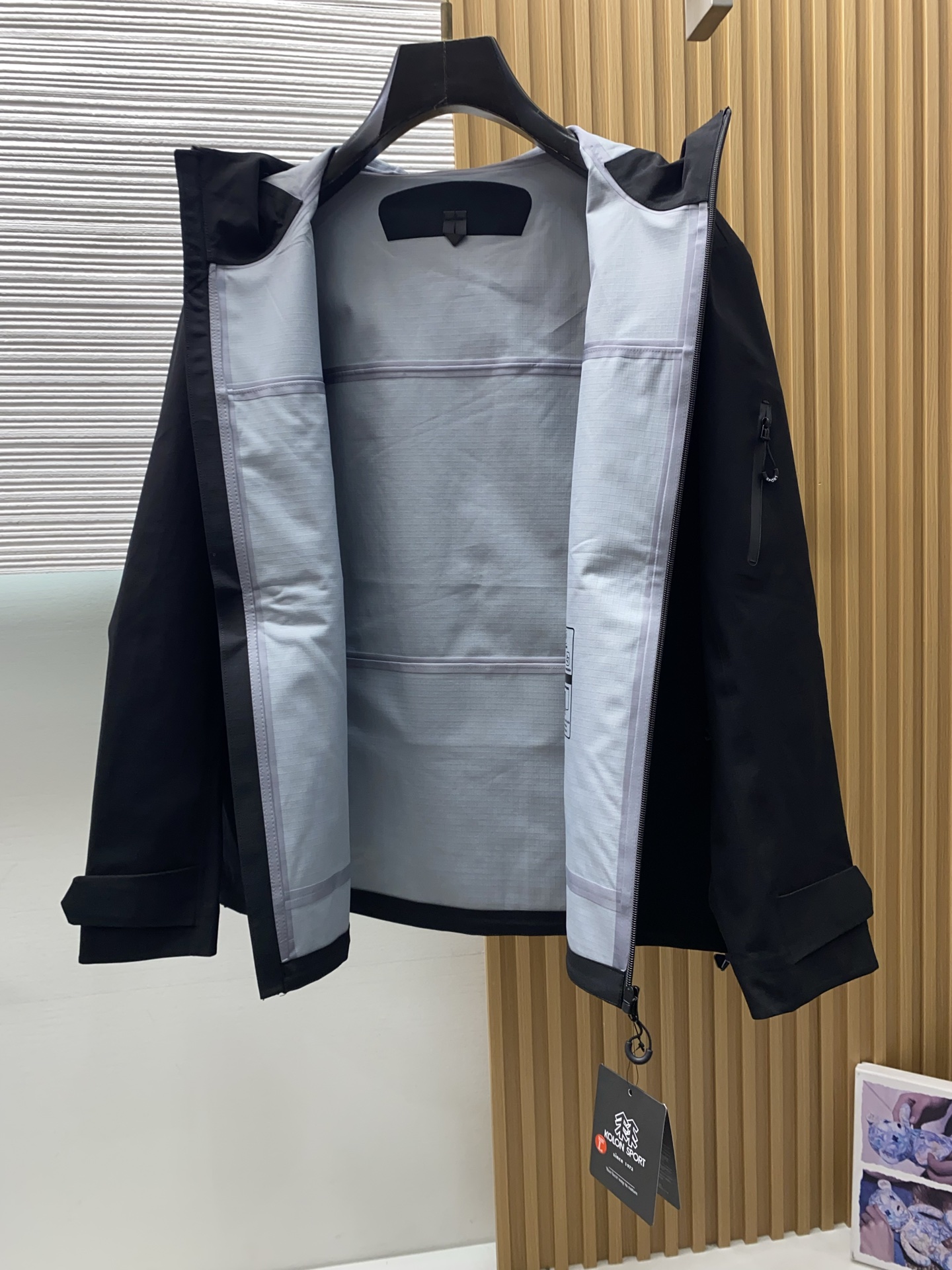 可隆 AW新品，时尚休闲连帽冲锋衣外套，专柜同步有售，原单狠货，进口原版面料，工艺极度复杂，视觉相当雅致