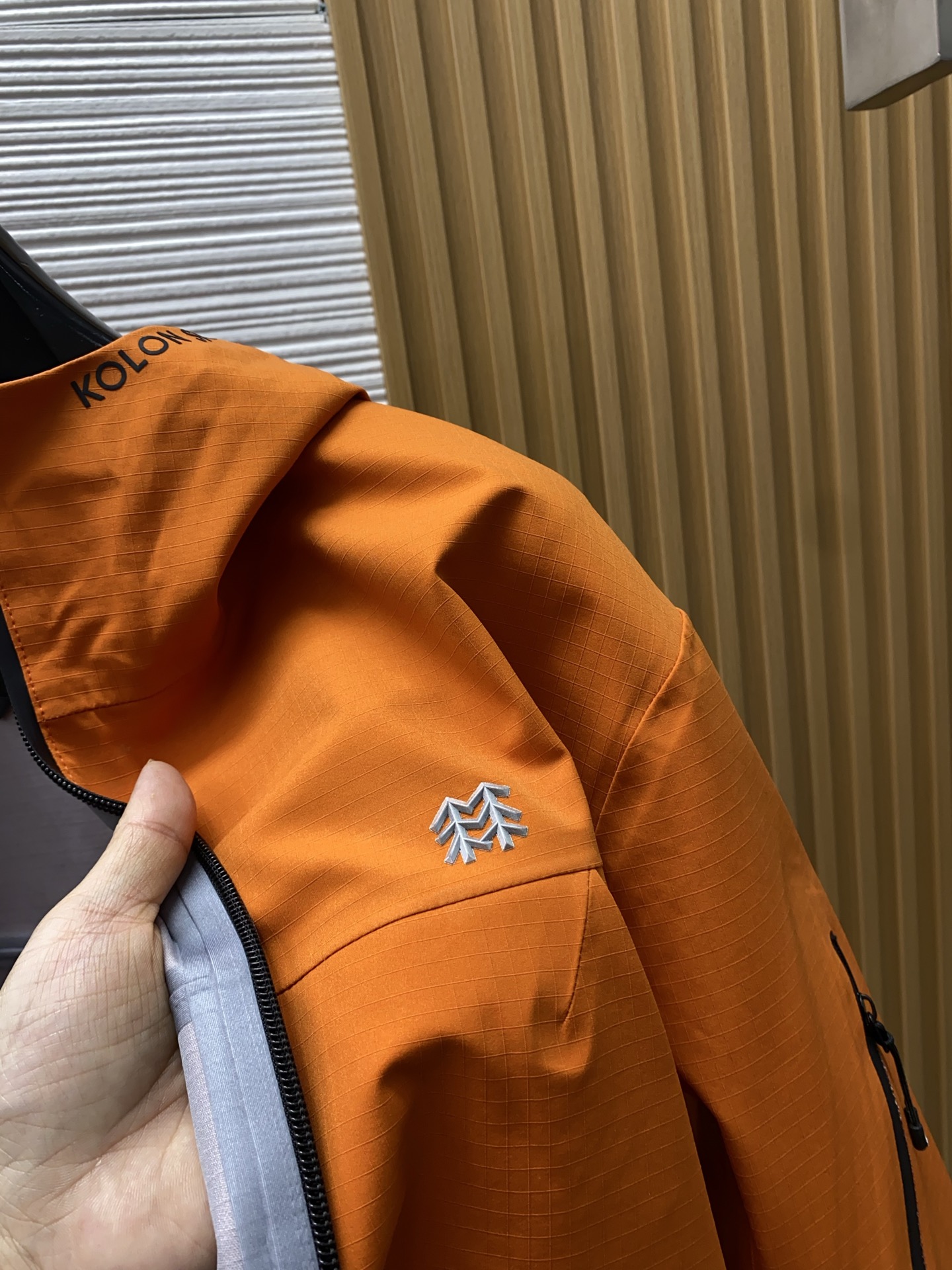 可隆 AW新品，时尚休闲连帽冲锋衣外套，专柜同步有售，原单狠货，进口原版面料，工艺极度复杂，视觉相当雅致