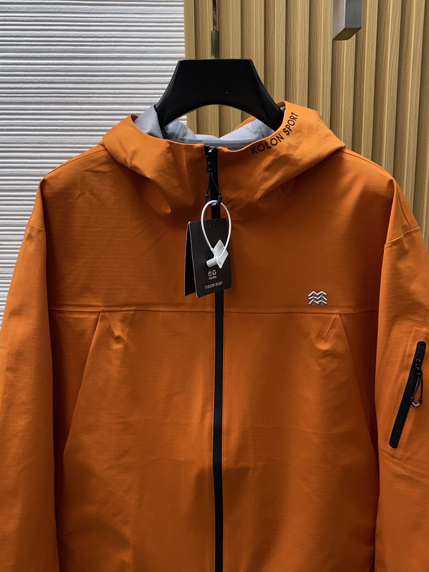 可隆 AW新品，时尚休闲连帽冲锋衣外套，专柜同步有售，原单狠货，进口原版面料，工艺极度复杂，视觉相当雅致