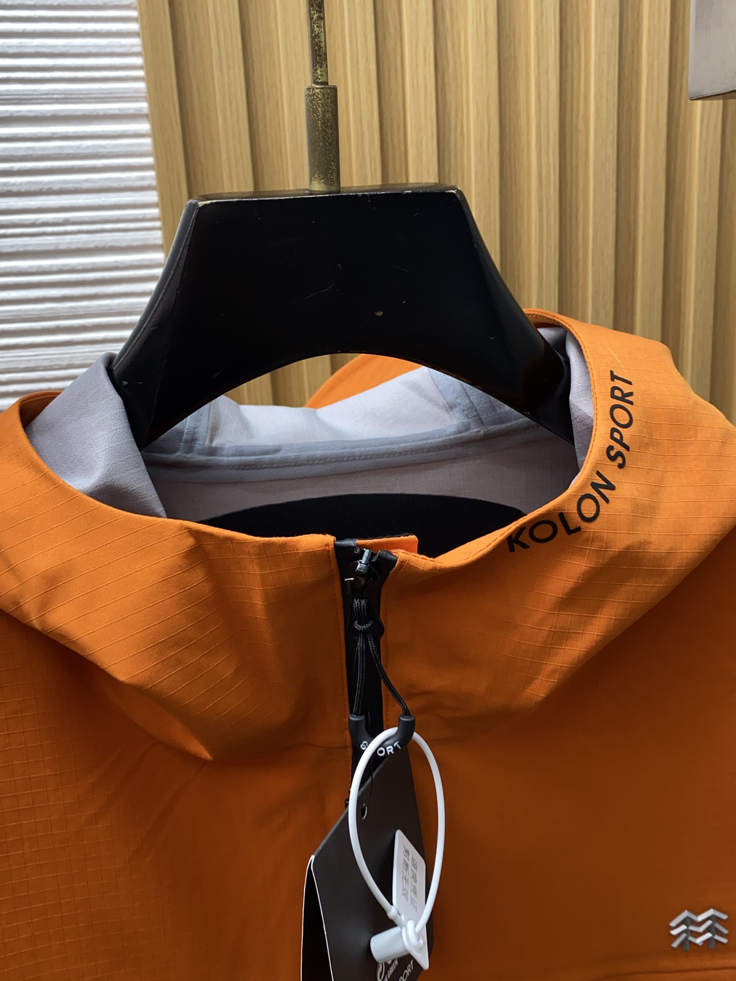 可隆 AW新品，时尚休闲连帽冲锋衣外套，专柜同步有售，原单狠货，进口原版面料，工艺极度复杂，视觉相当雅致
