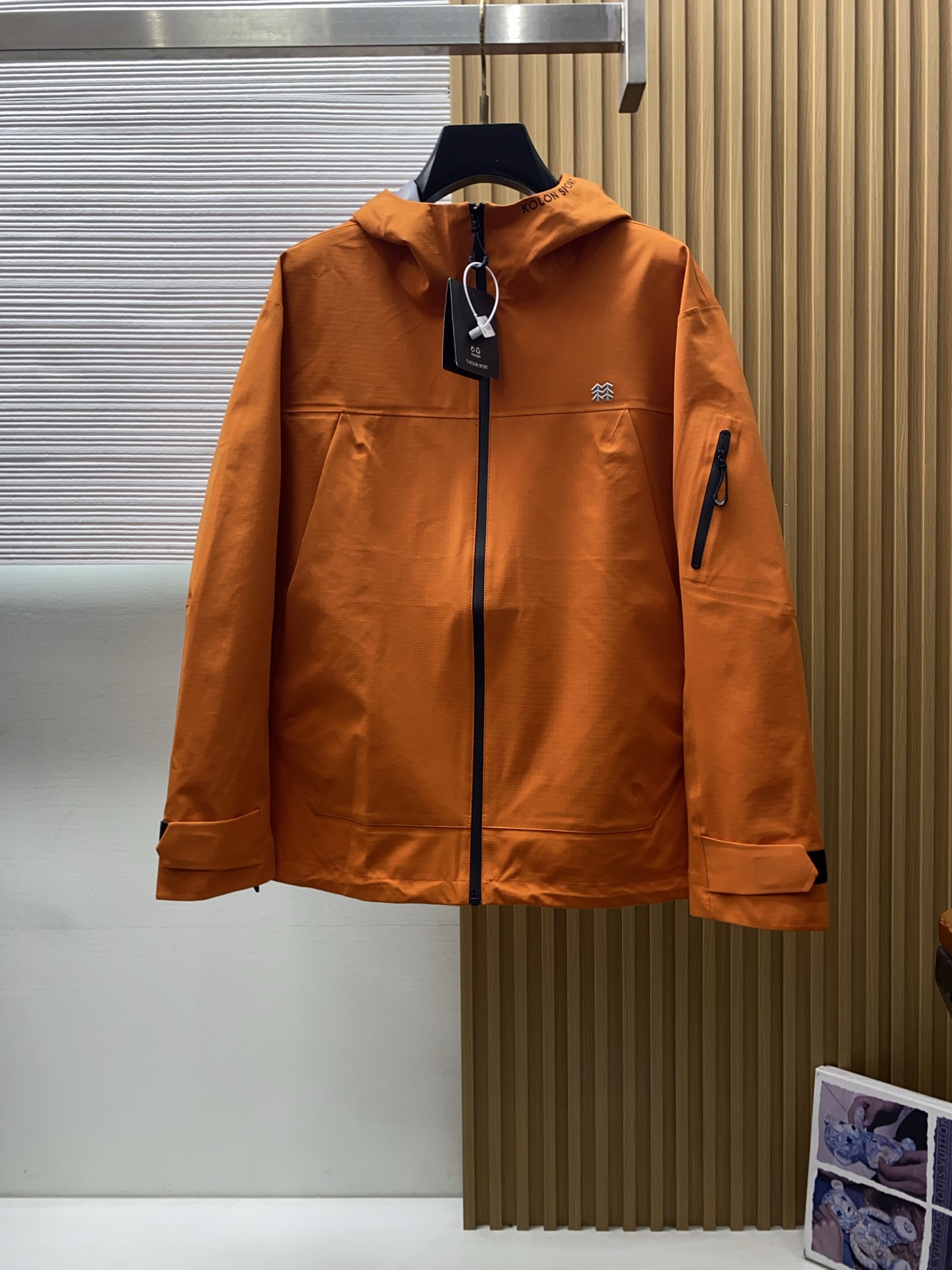 可隆 AW新品，时尚休闲连帽冲锋衣外套，专柜同步有售，原单狠货，进口原版面料，工艺极度复杂，视觉相当雅致