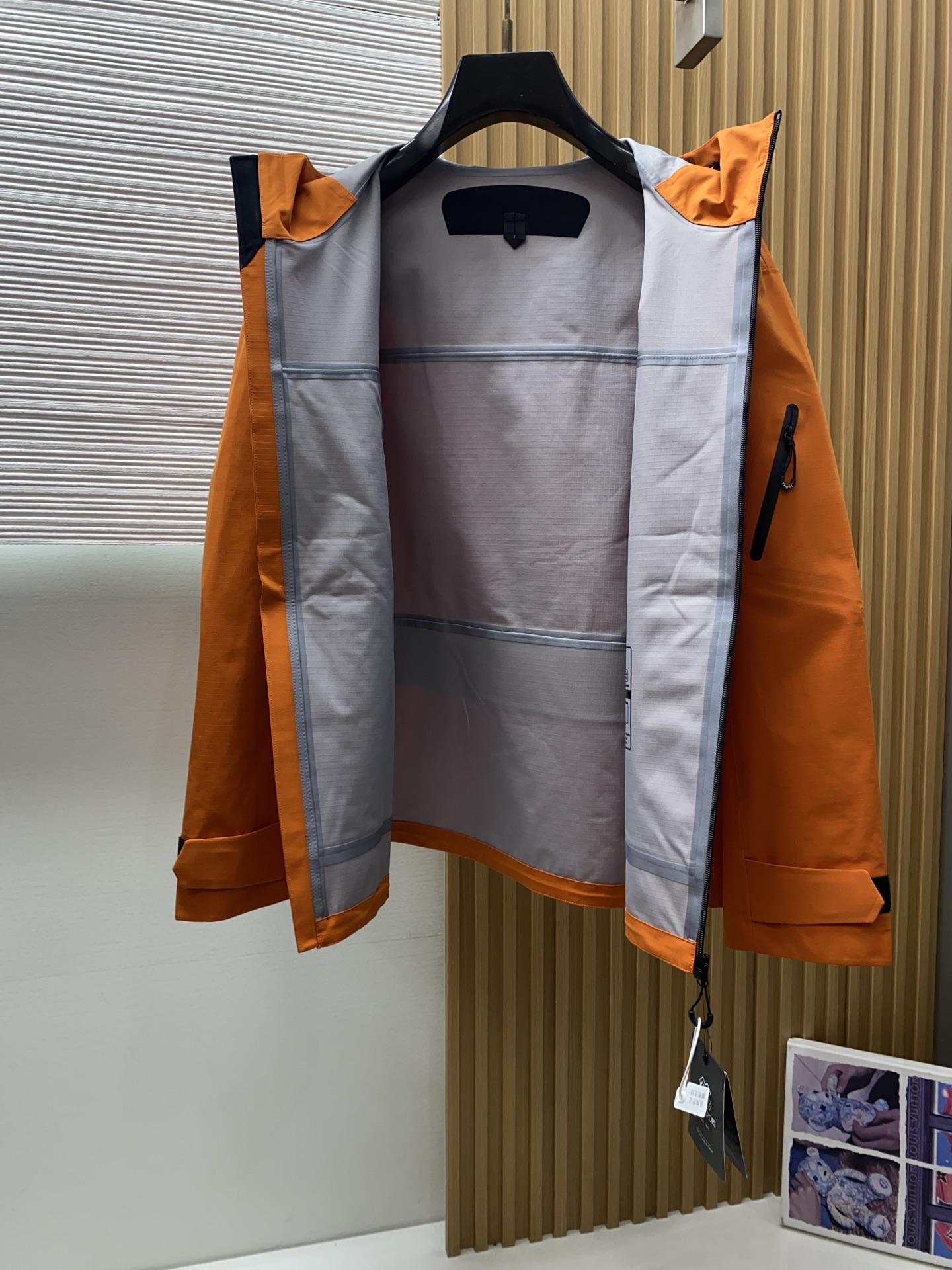 可隆 AW新品，时尚休闲连帽冲锋衣外套，专柜同步有售，原单狠货，进口原版面料，工艺极度复杂，视觉相当雅致