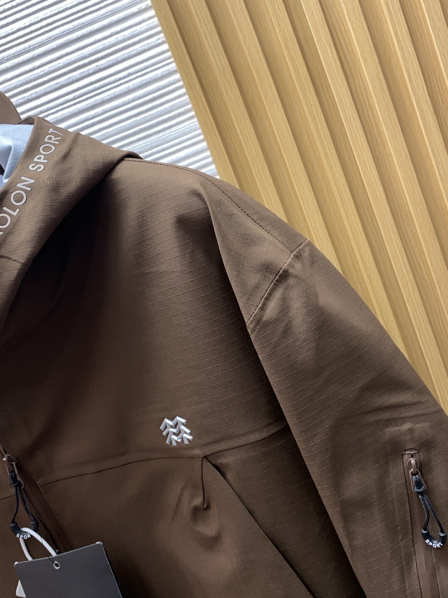 可隆 AW新品，时尚休闲连帽冲锋衣外套，专柜同步有售，原单狠货，进口原版面料，工艺极度复杂，视觉相当雅致