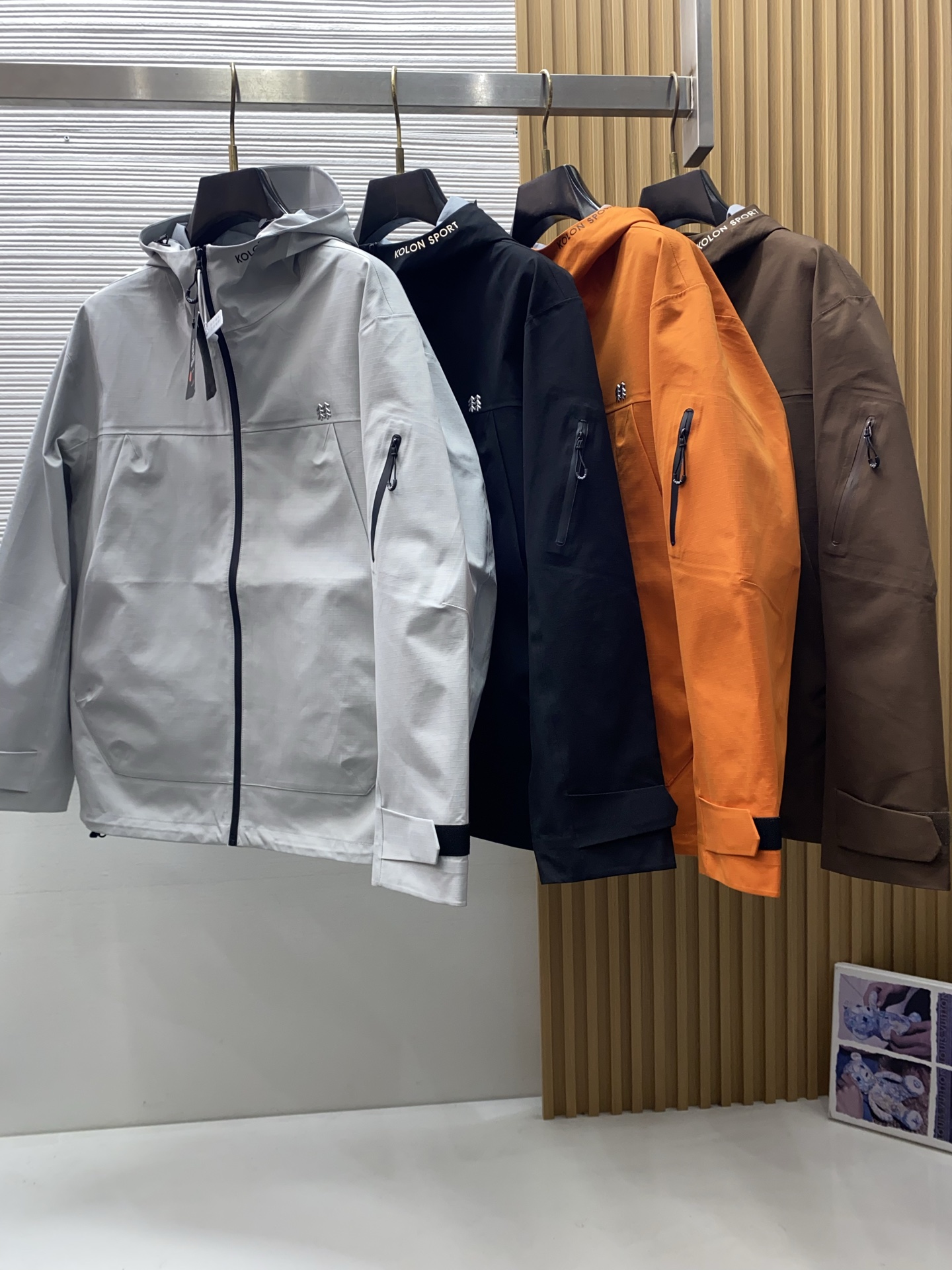 可隆 AW新品，时尚休闲连帽冲锋衣外套，专柜同步有售，原单狠货，进口原版面料，工艺极度复杂，视觉相当雅致