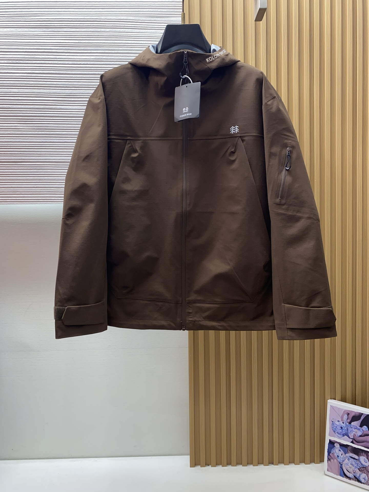 可隆 AW新品，时尚休闲连帽冲锋衣外套，专柜同步有售，原单狠货，进口原版面料，工艺极度复杂，视觉相当雅致