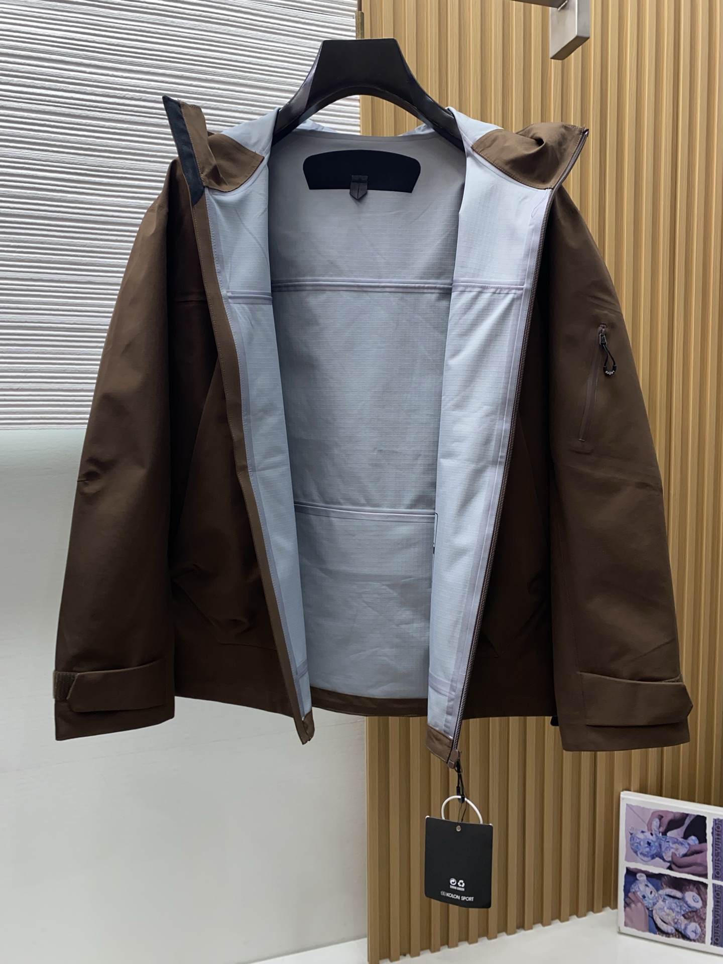 可隆 AW新品，时尚休闲连帽冲锋衣外套，专柜同步有售，原单狠货，进口原版面料，工艺极度复杂，视觉相当雅致